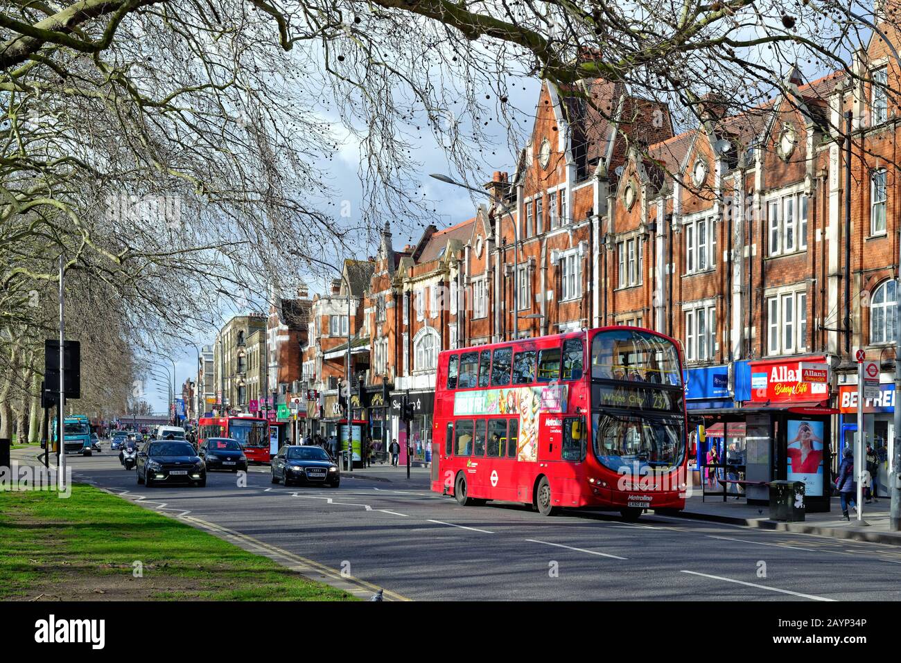 Eine belebte Uxbridge Road auf Shepherds Bush Green West London England UK Stockfoto