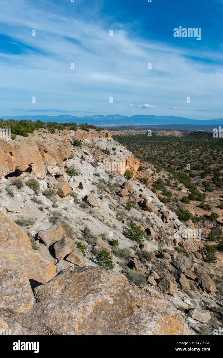 Blick auf die Klippen von der Spitze der Mesa am Tsankawi, Bandelier National Monument in New Mexico, USA, in der Nähe des White Rock. Stockfoto