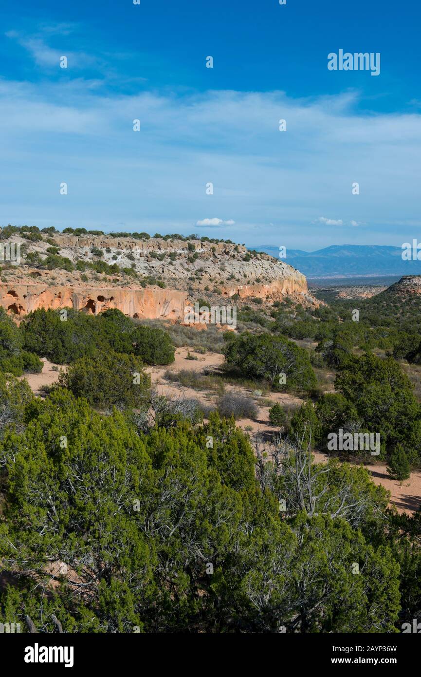 Blick auf die Klippen von der Spitze der Mesa am Tsankawi, Bandelier National Monument in New Mexico, USA, in der Nähe des White Rock. Stockfoto