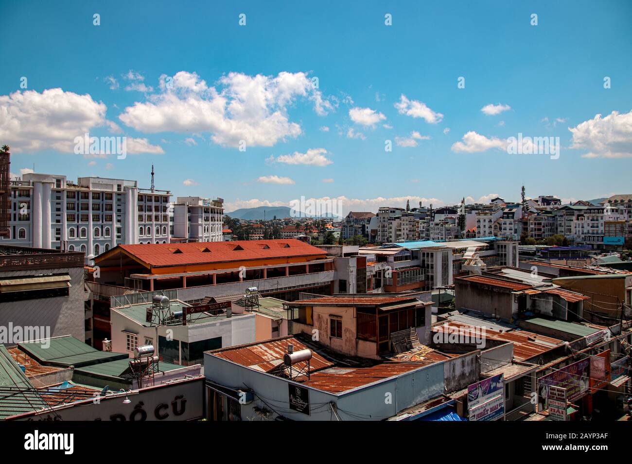Blick auf da lat City während der sonnigen Sommerzeit in sanften Pastelltönen für einen anime inspirierten Look Stockfoto