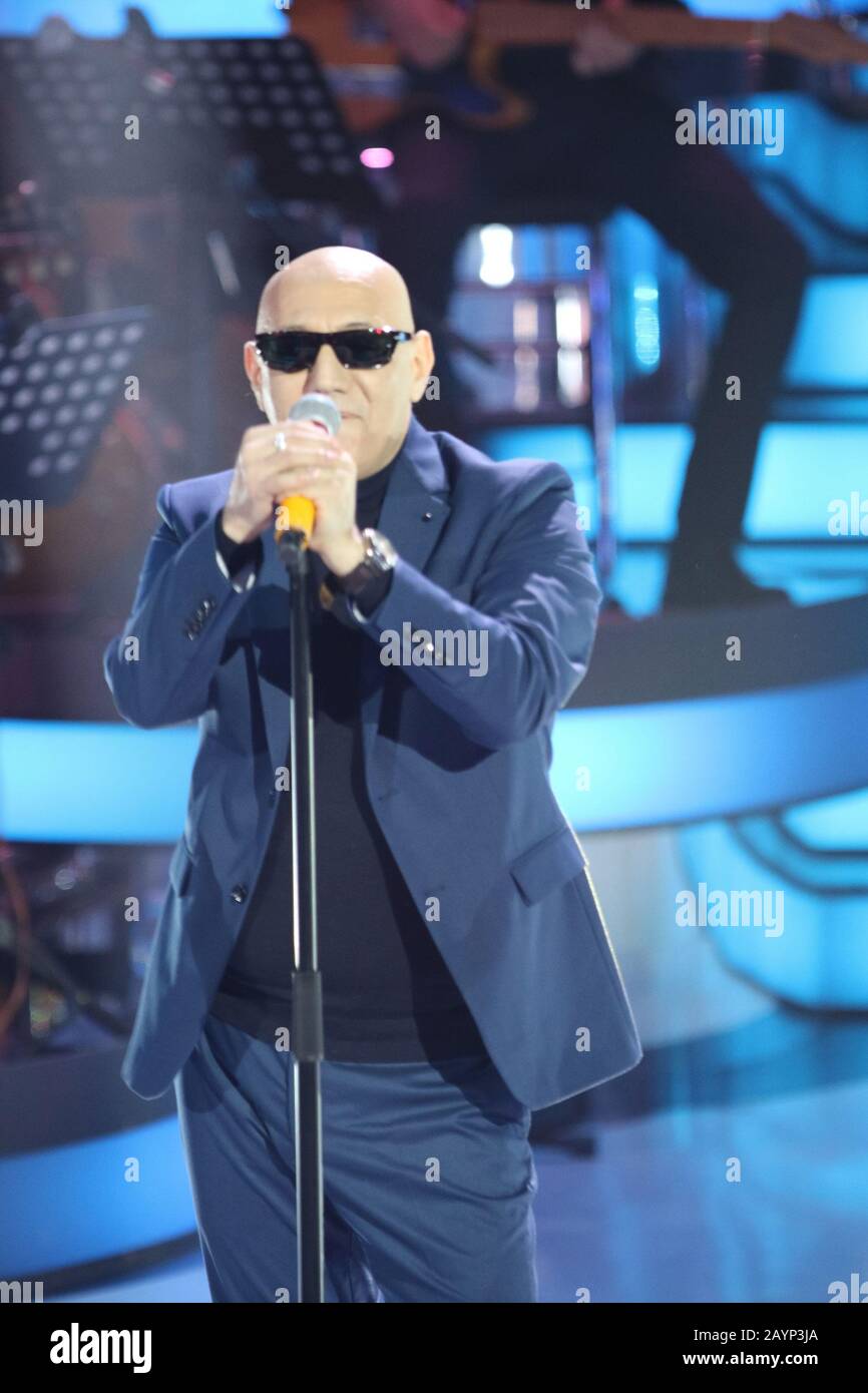 Neapel, Italien. Februar 2020. Show titled UNA STORIA da CANTARE, on stage on italian Broadcast tv RAI.In picture Giuliano Palma Singer (Foto von Salvatore Esposito/Pacific Press) Credit: Pacific Press Agency/Alamy Live News Stockfoto