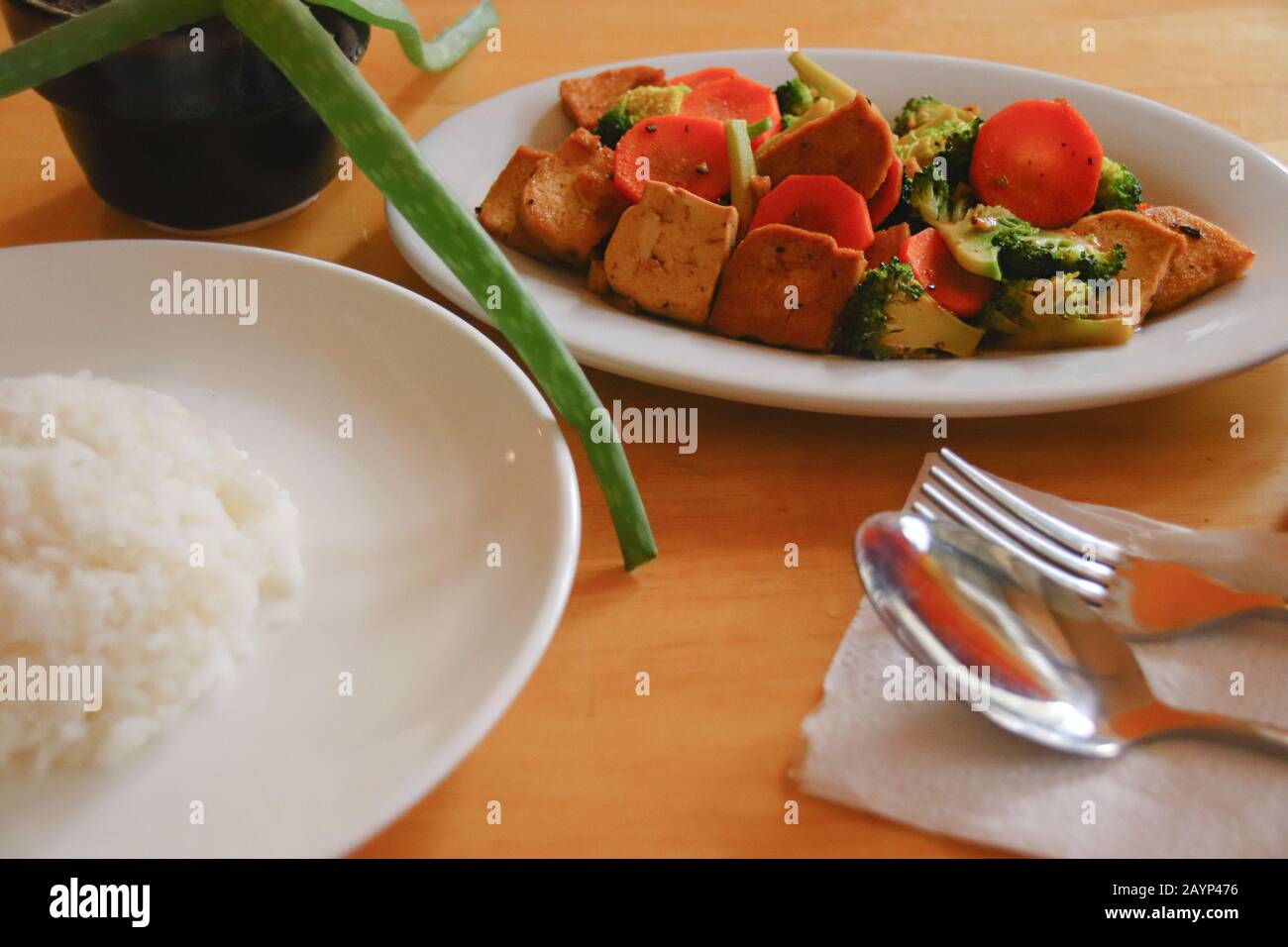 Rühren Sie gebratenen Tofu, Brokkoli und Karotten für ein gesundes veganes Mittagessen, um während der Quarantäne zu Hause gesund zu bleiben, da Covid-19 Pandemie Stockfoto