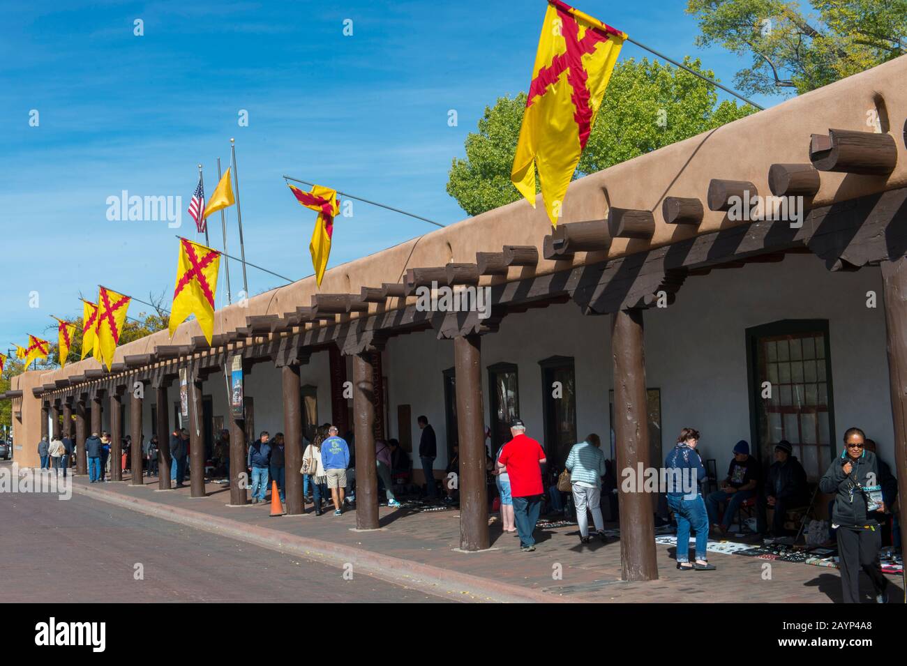 Einheimische Amerikaner verkaufen Schmuck im Palace of the Governors, gegründet 1609?10, am Santa Fe Plaza, einer National Historic Landmark in d Stockfoto