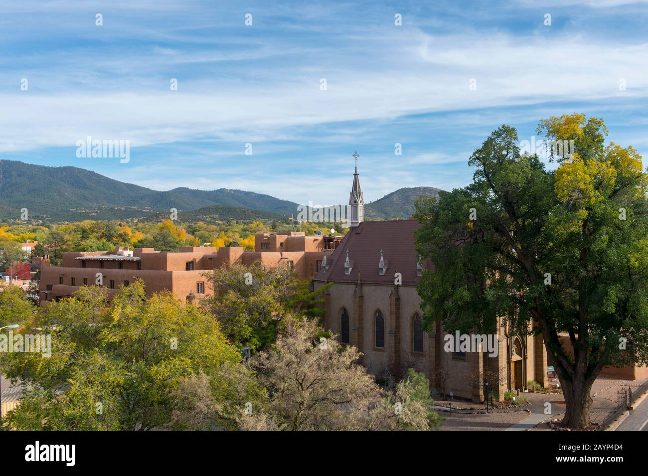 Blick von der Bell Tower Bar auf La Fonda auf das Plaza Hotel im Stadtzentrum von Santa Fe, New Mexico, USA. Stockfoto