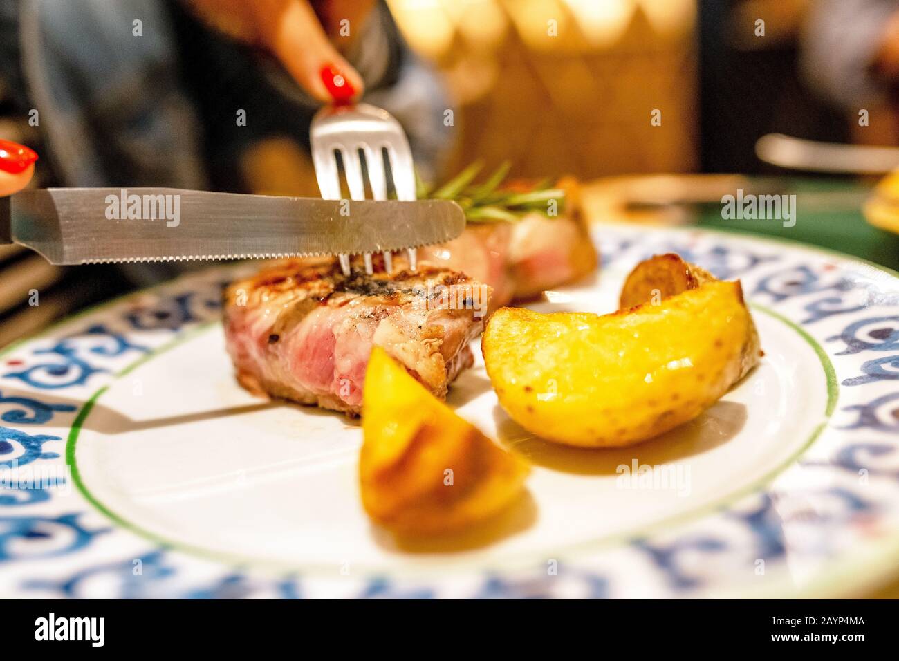 Traditionelles italienisches und tuskanisches florentiner Steak im Restaurant Stockfoto