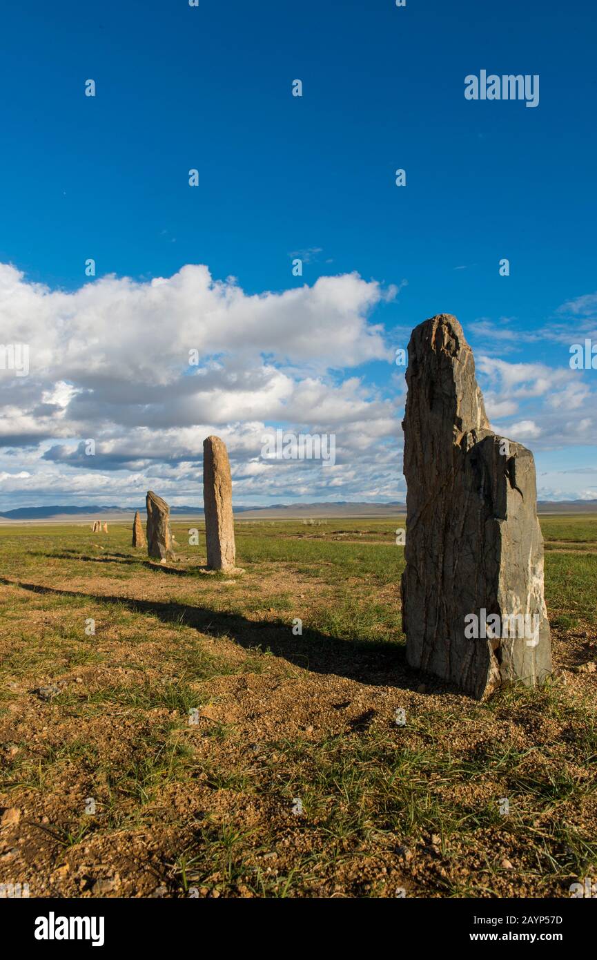 Der Ungut-Komplex, ein turkisches Denkmalensemble, bestehend aus Mannsteinen und zahlreichen Grabmälern aus dem 6. Bis 8. Jahrhundert nach Christus, im Hustain Nuruu National Park, Stockfoto