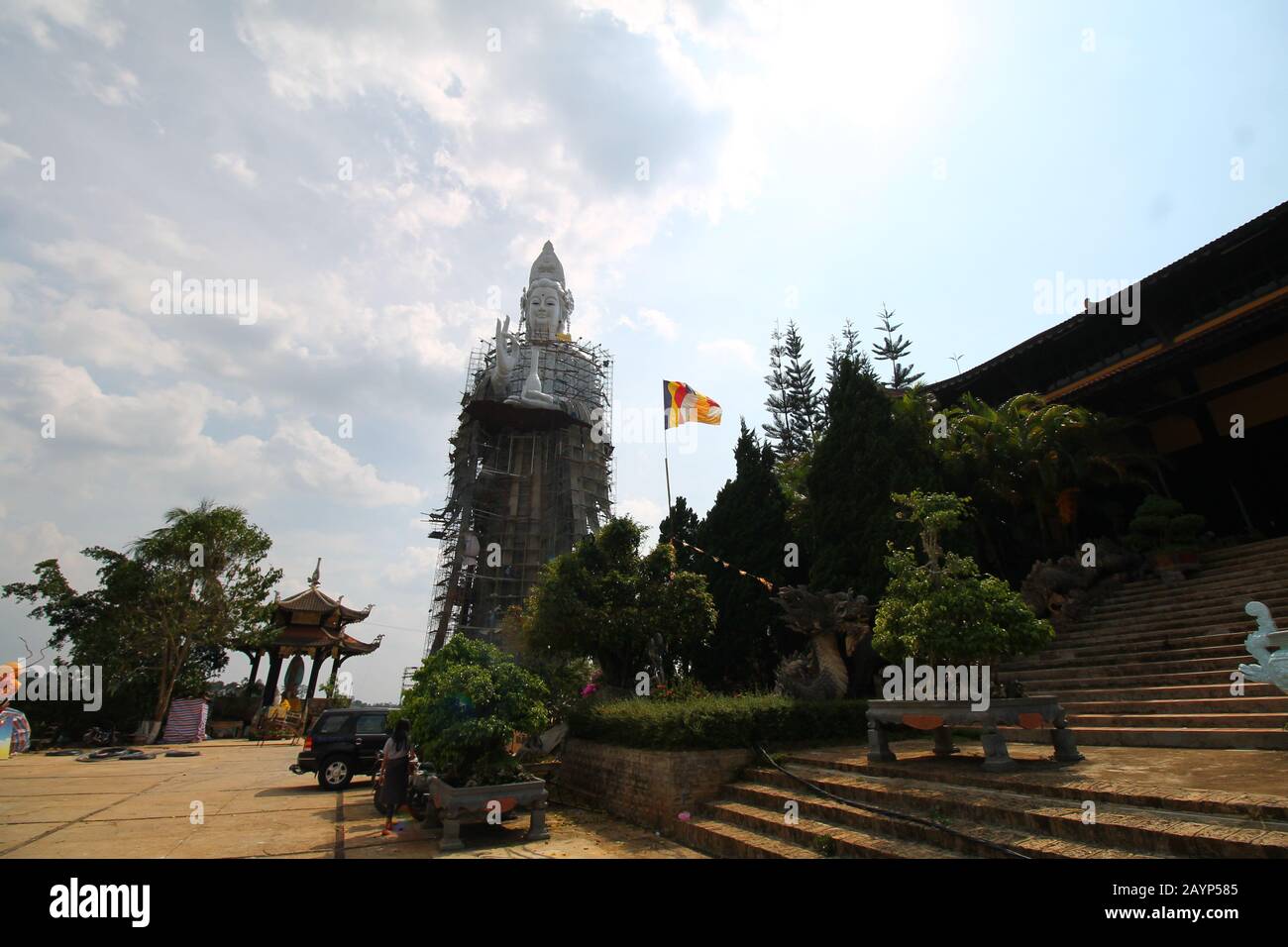 Riesige Buddha-Statue, die vor Linh An Pagode in da lat Vietnam renoviert wird und für Touristen aus dem in- und Ausland geöffnet und frei ist Stockfoto