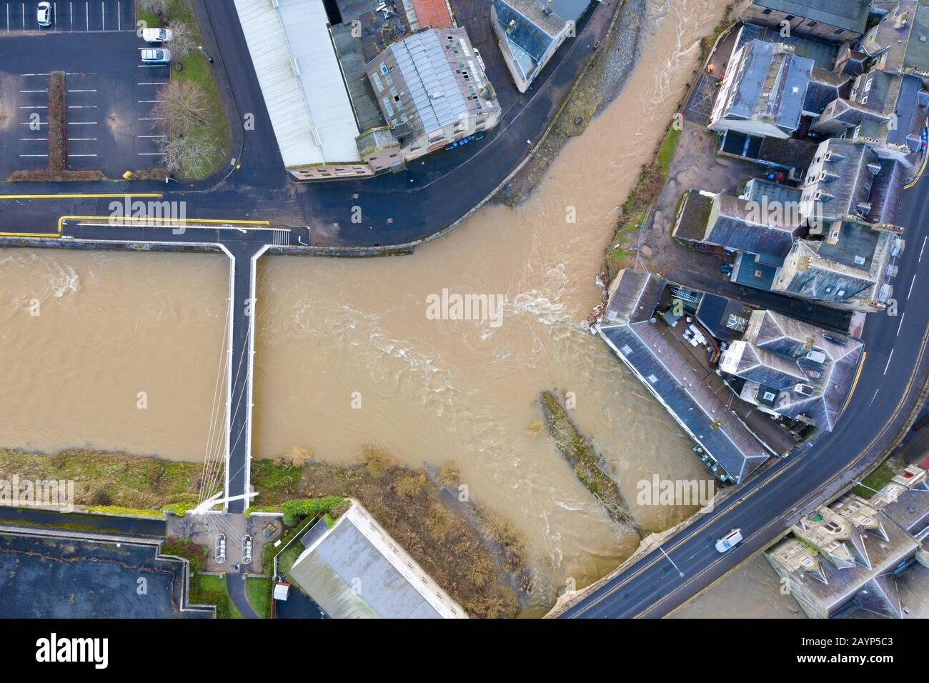 Februar 2020. Hoher Wasserstand nach Storm Dennis in Slitrig River (oben) und River Teviot in Hawick in der schottischen Grenze, Schottland, Großbritannien Stockfoto