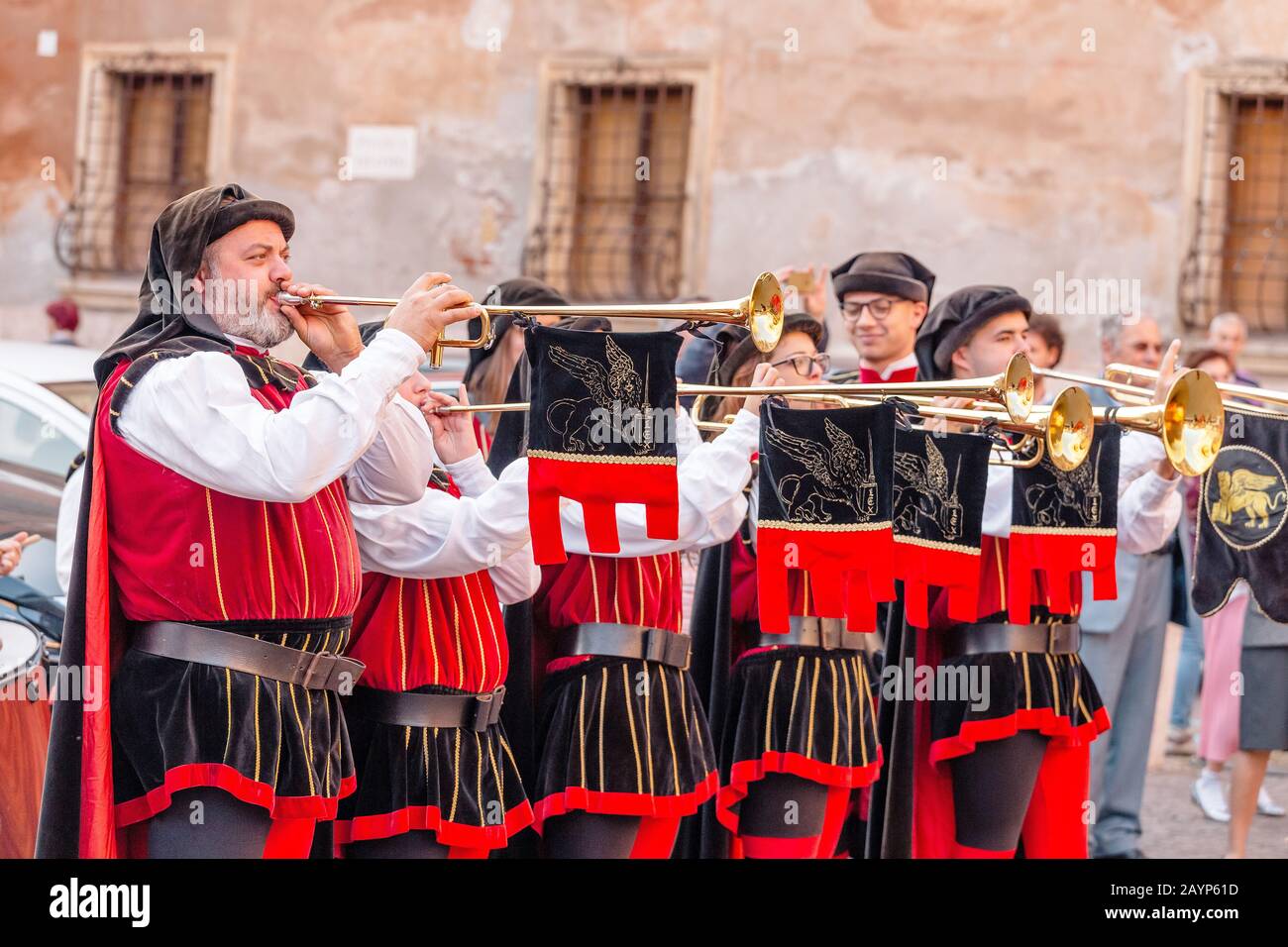 20. OKTOBER 2018, VERONA, ITALIEN: Musiker, die Pfeifen und Trompeten spielen, die das Mittelalterfest feiern Stockfoto