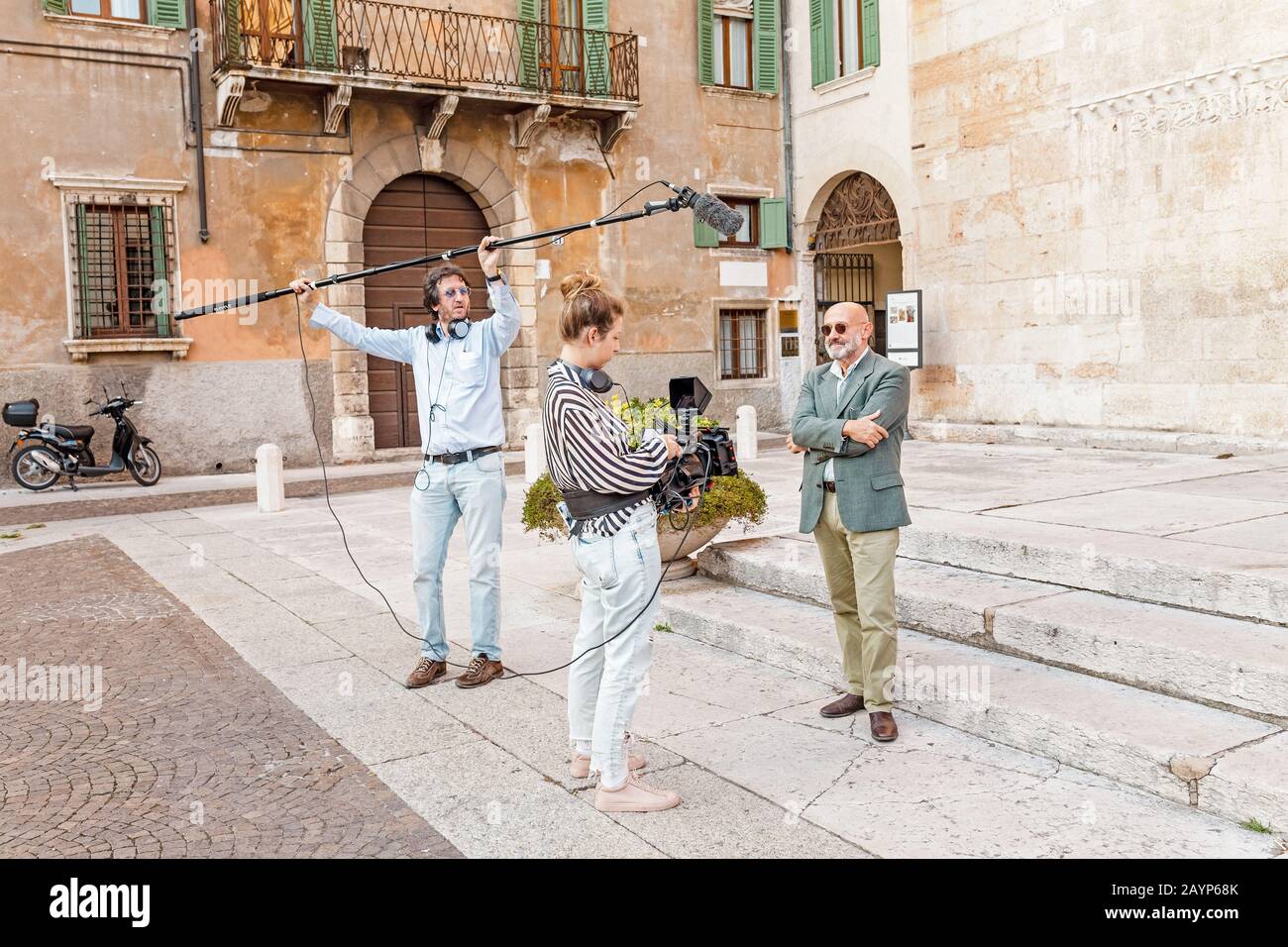 20. OKTOBER 2018, VERONA, ITALIEN: Professioneller Kameramann und Journalist interviewte Mann im Freien Stockfoto