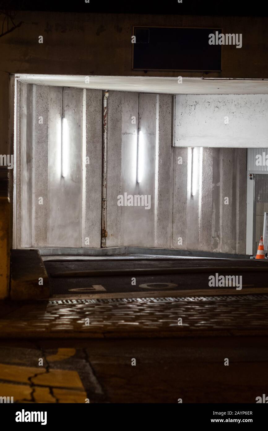 Nachtparkeingang an einem regnerischen Tag beleuchtet Stockfoto