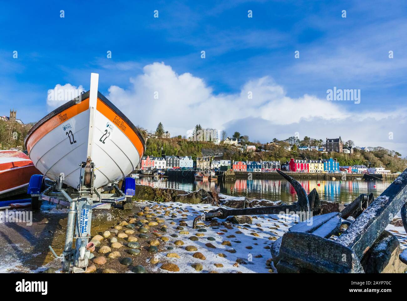 Tobermory Hafen, Insel Mull, Schottland im Winter mit Fischerboot, Anker und den berühmten bunten Häusern im Hintergrund. Horizontal, Platz für Stockfoto