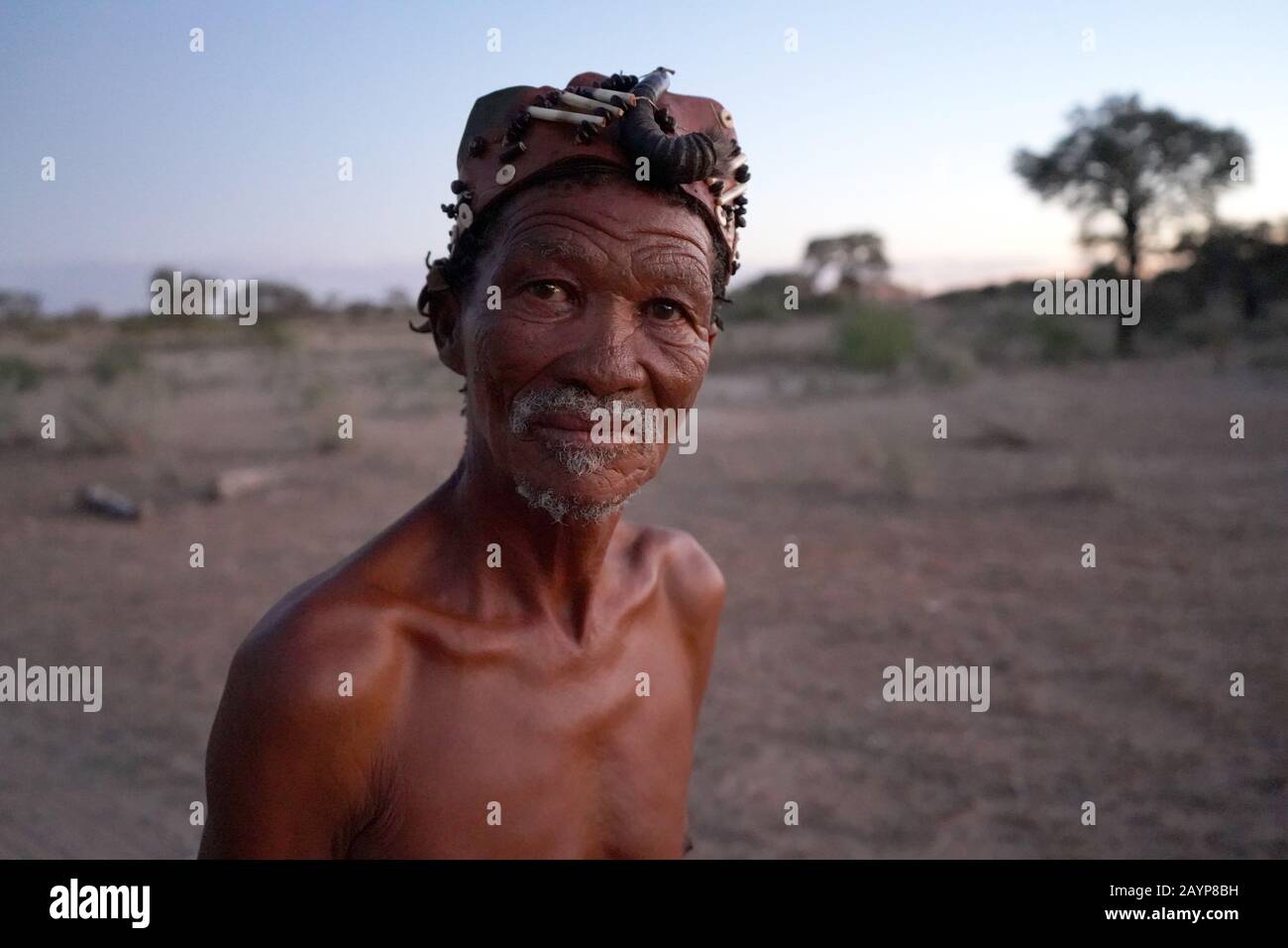 Kalahari, Südafrika - 14. Februar 2020: Bushman-Menschen in Südafrika kleiden sich noch in traditioneller Kleidung. Stockfoto