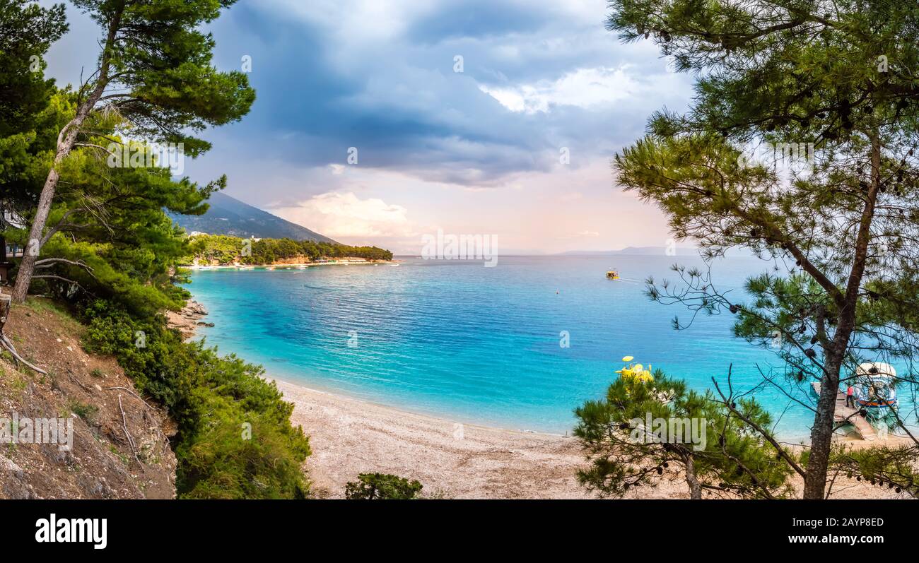 Küste in Bol, Insel Brac, Kroatien. Schöner Blick auf die Berge, die Klippen, die Pinien und das türkisfarbene Wasser der Adria am sonnigen Tag. Berühmter Tourist des Stockfoto