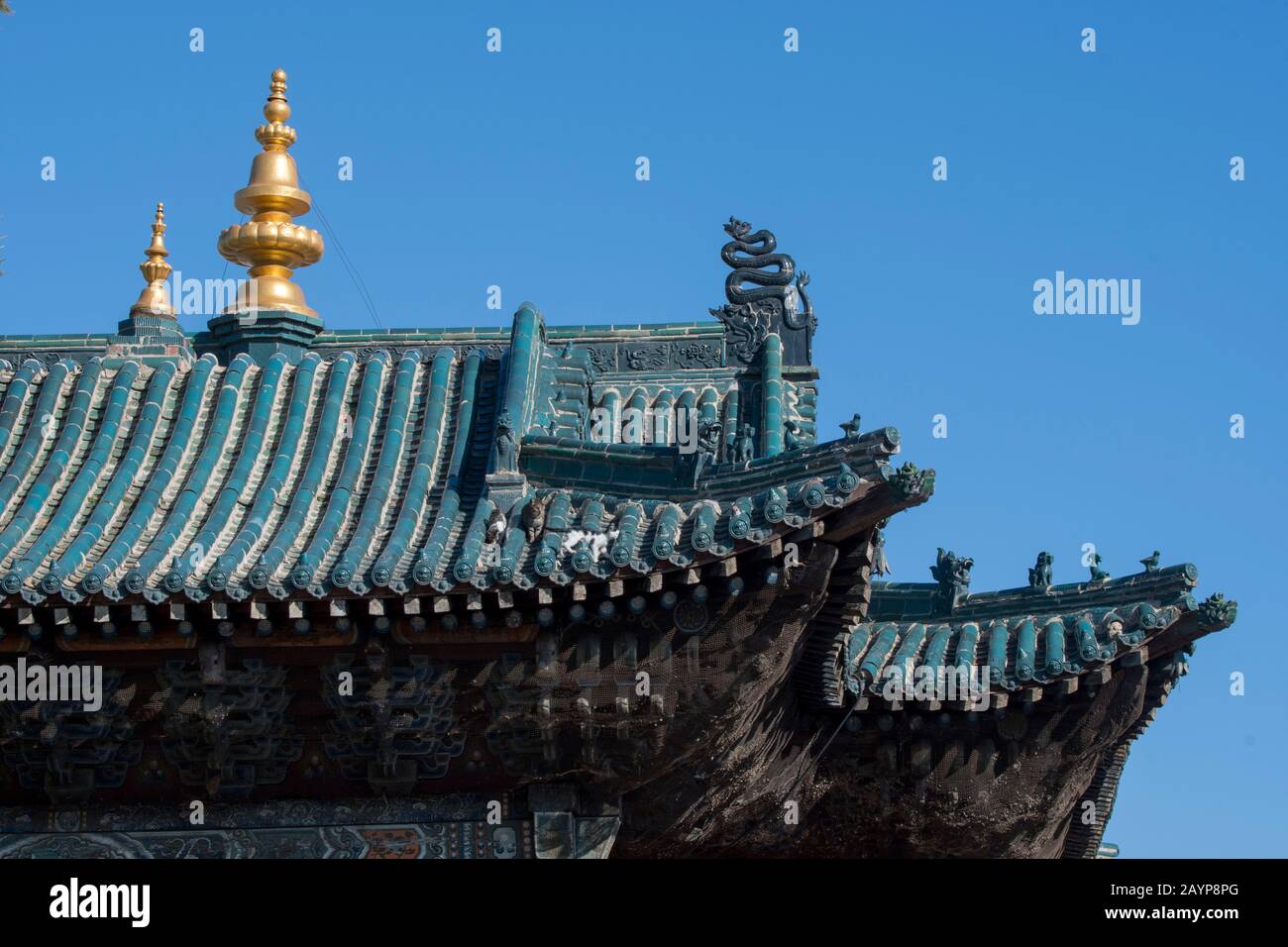 Detail des Daches eines Tempels im Kloster Gandantegchinlen in Ulaanbaatar, der Mongolei. Stockfoto