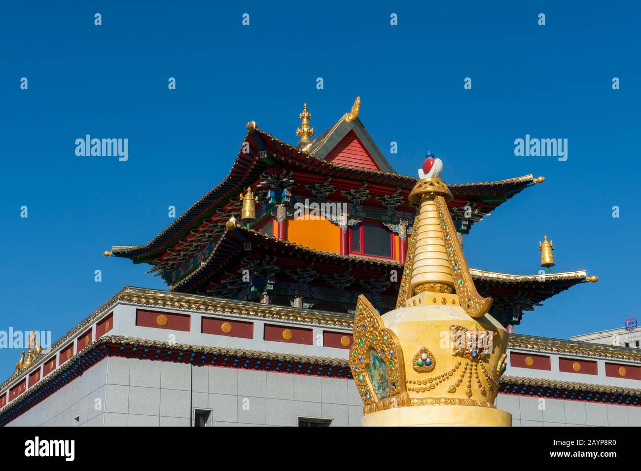 Detail eines Tempels im Kloster Gandantegchinlen in Ulaanbaatar, der Mongolei. Stockfoto