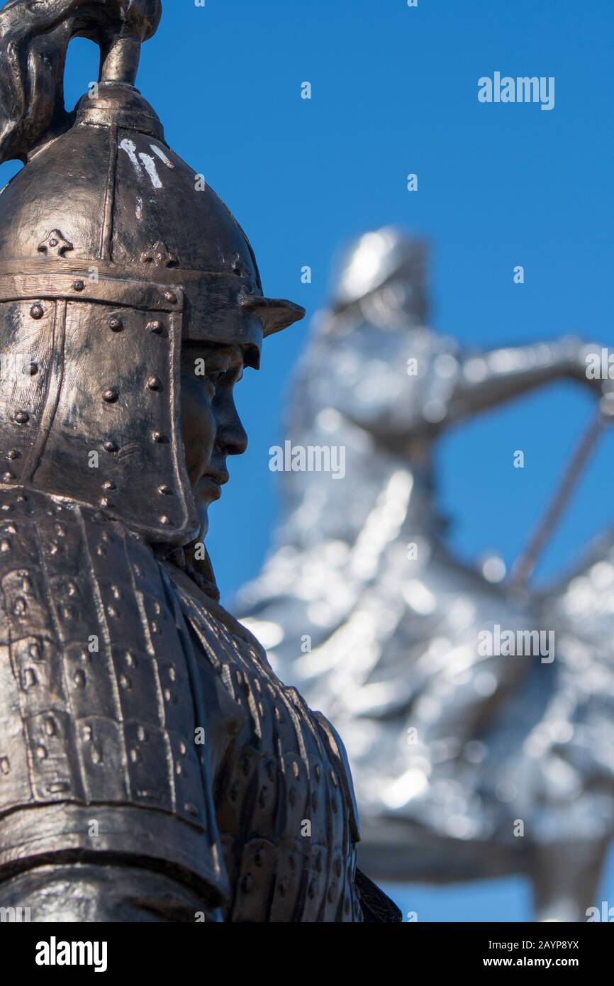 Nahaufnahme eines bronzenen Pferdes mit der Reiterstatue Dschingis Khan (130 Fuß groß) im Hintergrund, die Teil der Dschingis Khan-Statue Com sind Stockfoto