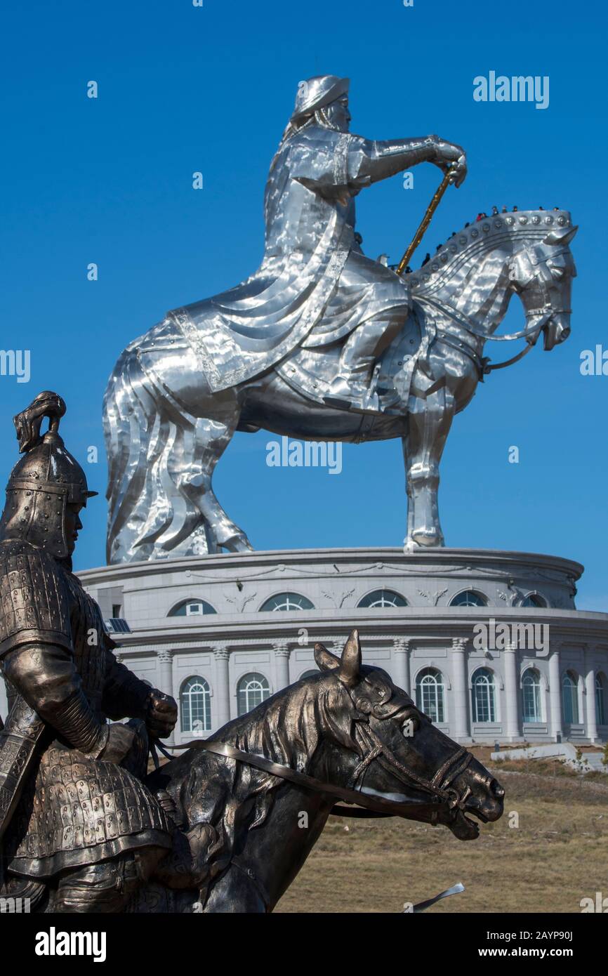 Nahaufnahme eines bronzenen Pferdes mit der Reiterstatue Dschingis Khan (130 Fuß groß) im Hintergrund, die Teil der Dschingis Khan-Statue Com sind Stockfoto