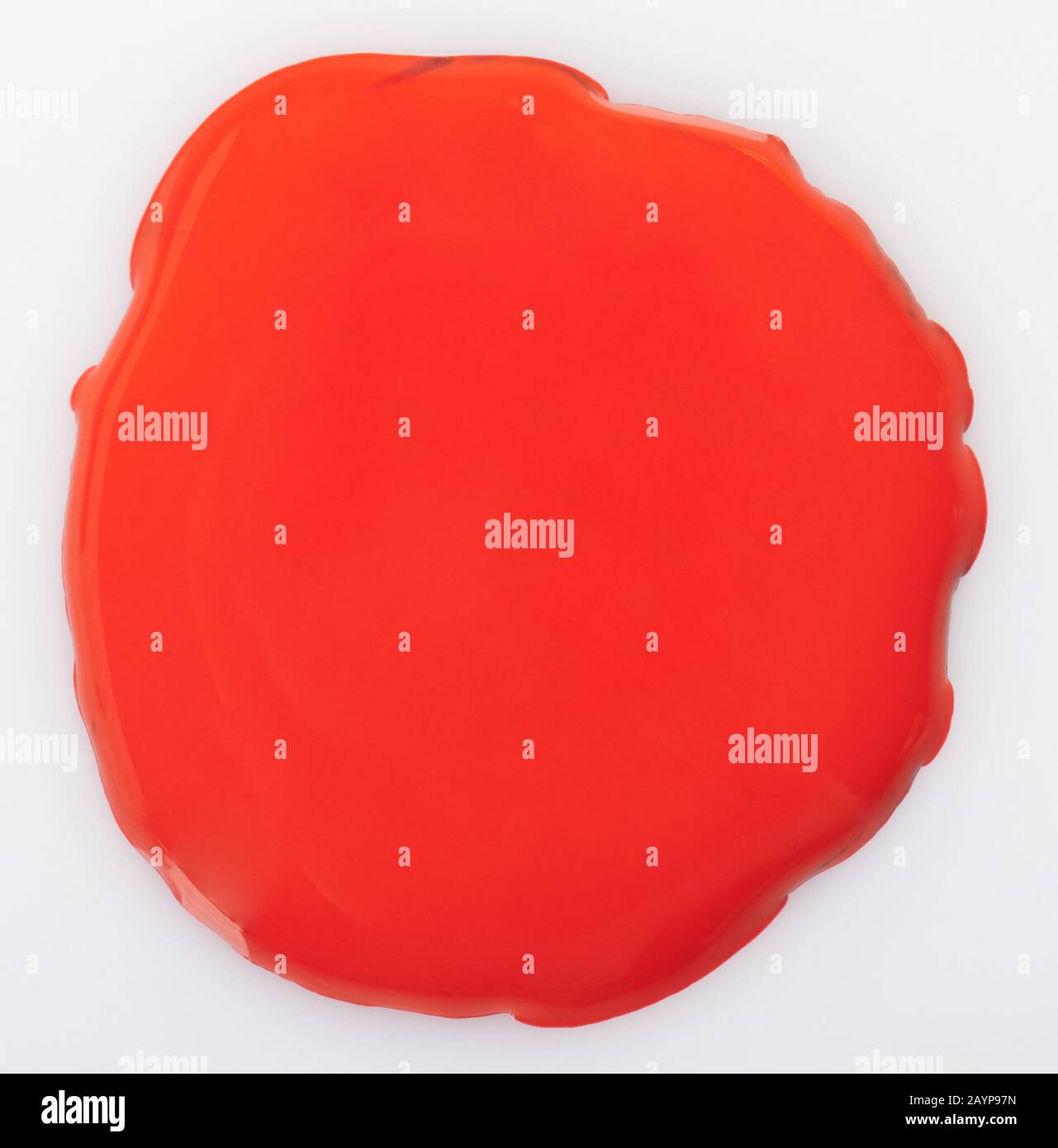 Roter Öllack auf weißem Papierhintergrund isoliert Stockfoto