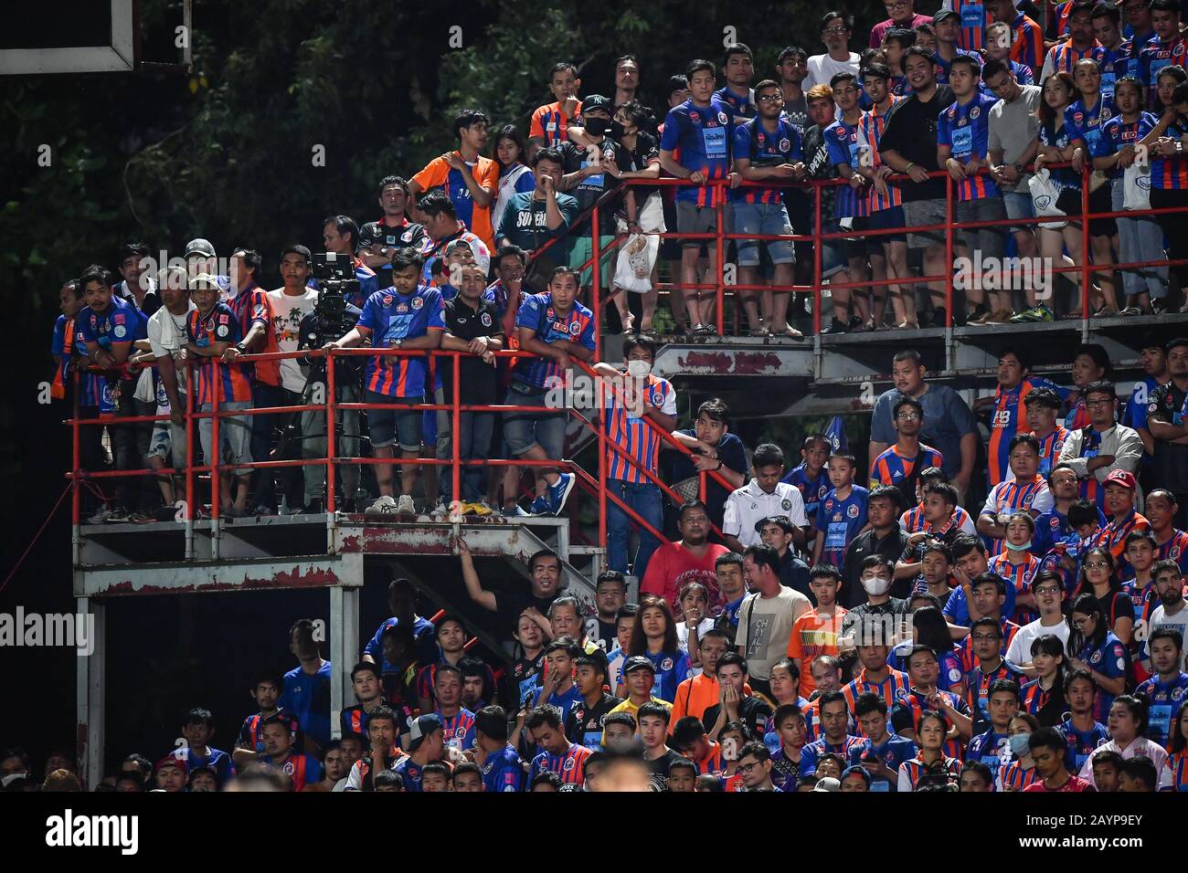 Fans von Port FC jubeln während des Thai-League-2020-Spiels zwischen Port FC und Nakhonratchasima FC im PAT Stadium an.(Endstand; Port FC 4:1 Nakhonratchasima FC) Stockfoto