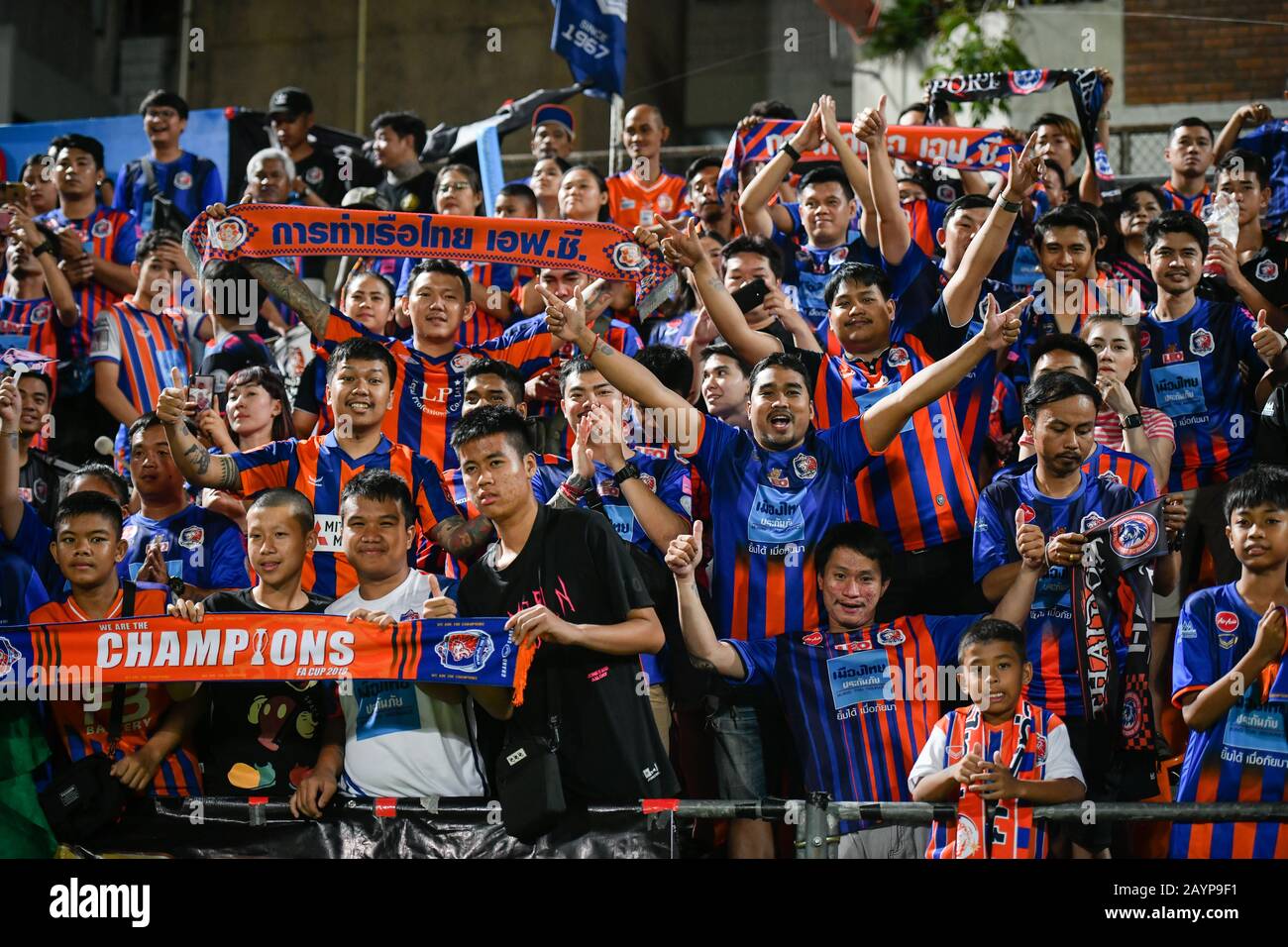 Fans von Port FC jubeln während des Thai-League-2020-Spiels zwischen Port FC und Nakhonratchasima FC im PAT Stadium an.(Endstand; Port FC 4:1 Nakhonratchasima FC) Stockfoto