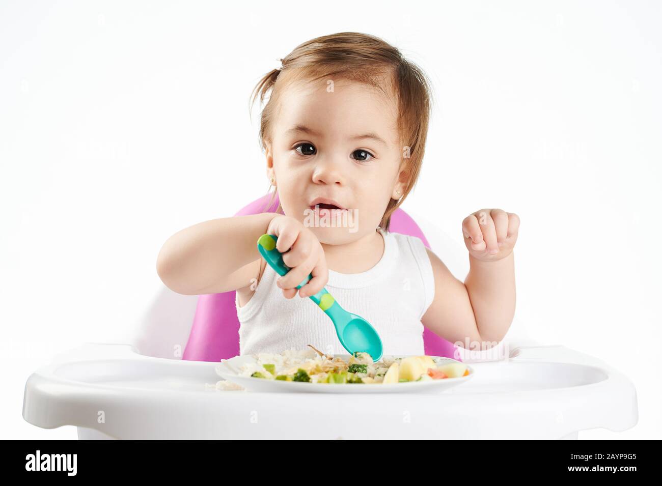 Lustige kaukasische Baby-Mädchen mit Löffelporträt isoliert auf weißem Studiohintergrund Stockfoto