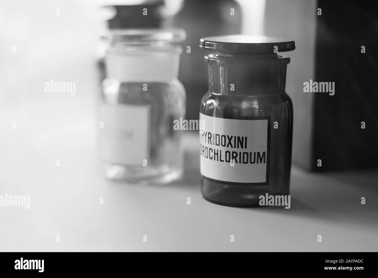 Medikamente Vintage-Flaschen mit Pyridoxin-Chemikalien im Apothekenregal. Glaswaren und Kolben für chemische Laborgeräte für wissenschaftliche Tests. Apothekenmedizin Stockfoto