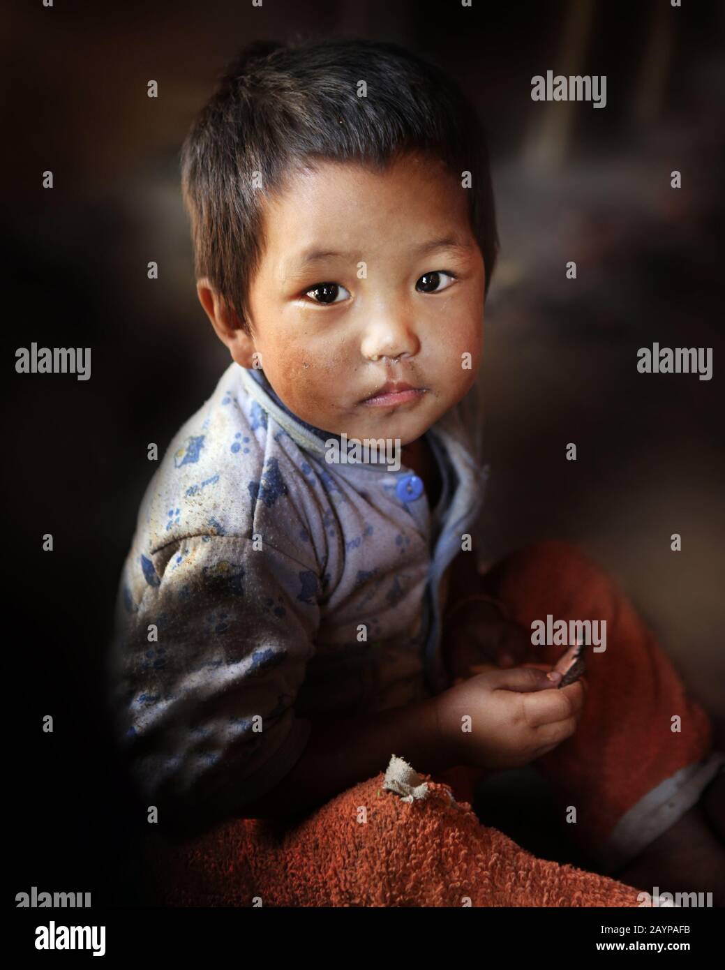 Ein Kind, das einen Keks isst - Chin State- Mindat -Myanmar Stockfoto