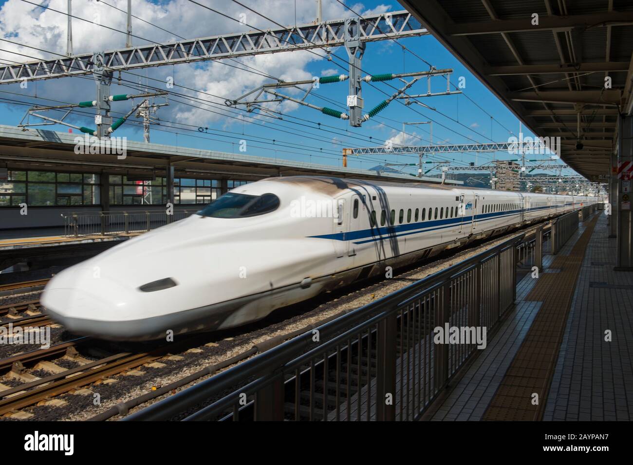 Ein Kugelzug am Bahnhof Odawara in der Präfektur Kanagawa, Japan. Stockfoto