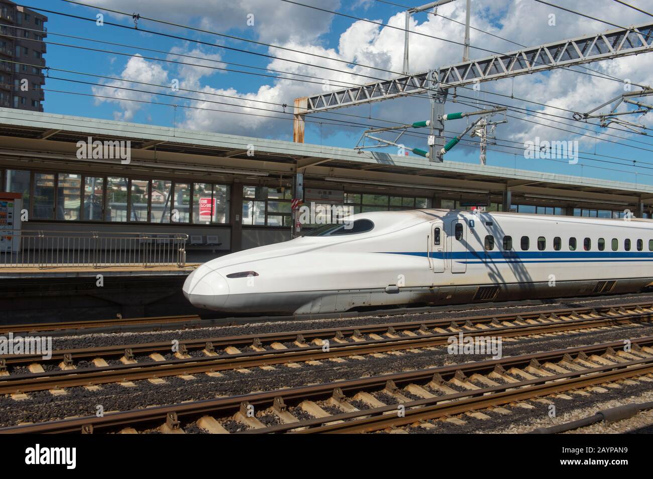 Ein Kugelzug am Bahnhof Odawara in der Präfektur Kanagawa, Japan. Stockfoto