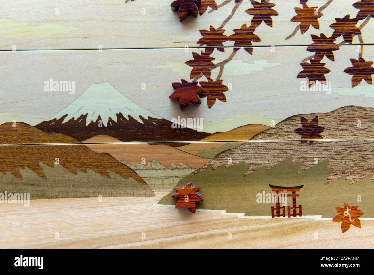 Mokuzogan (Wandgemälde aus Holz) ist ein exquisit erstelltes, unverlegtes Werk, das in Hamamatsuya hergestellt wird - einem Studio, in dem Holzhandwerk in der Gegend um Hakone, Kanaga, hergestellt wird Stockfoto