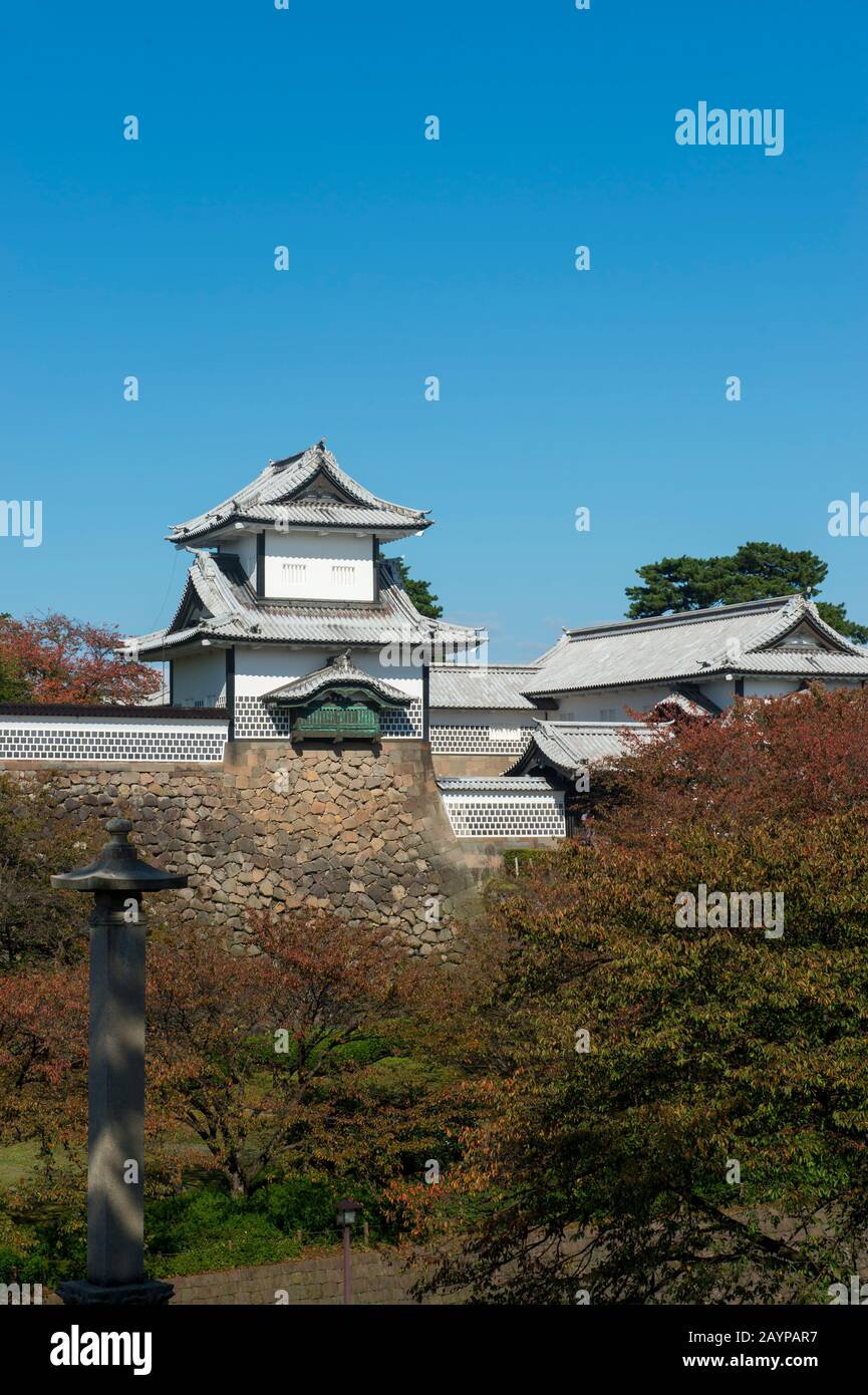 Blick auf den Kaanazawa-Schlosspark mit der Burg in der Präfektur Ischikawa auf der Insel Honshu, Japan. Stockfoto