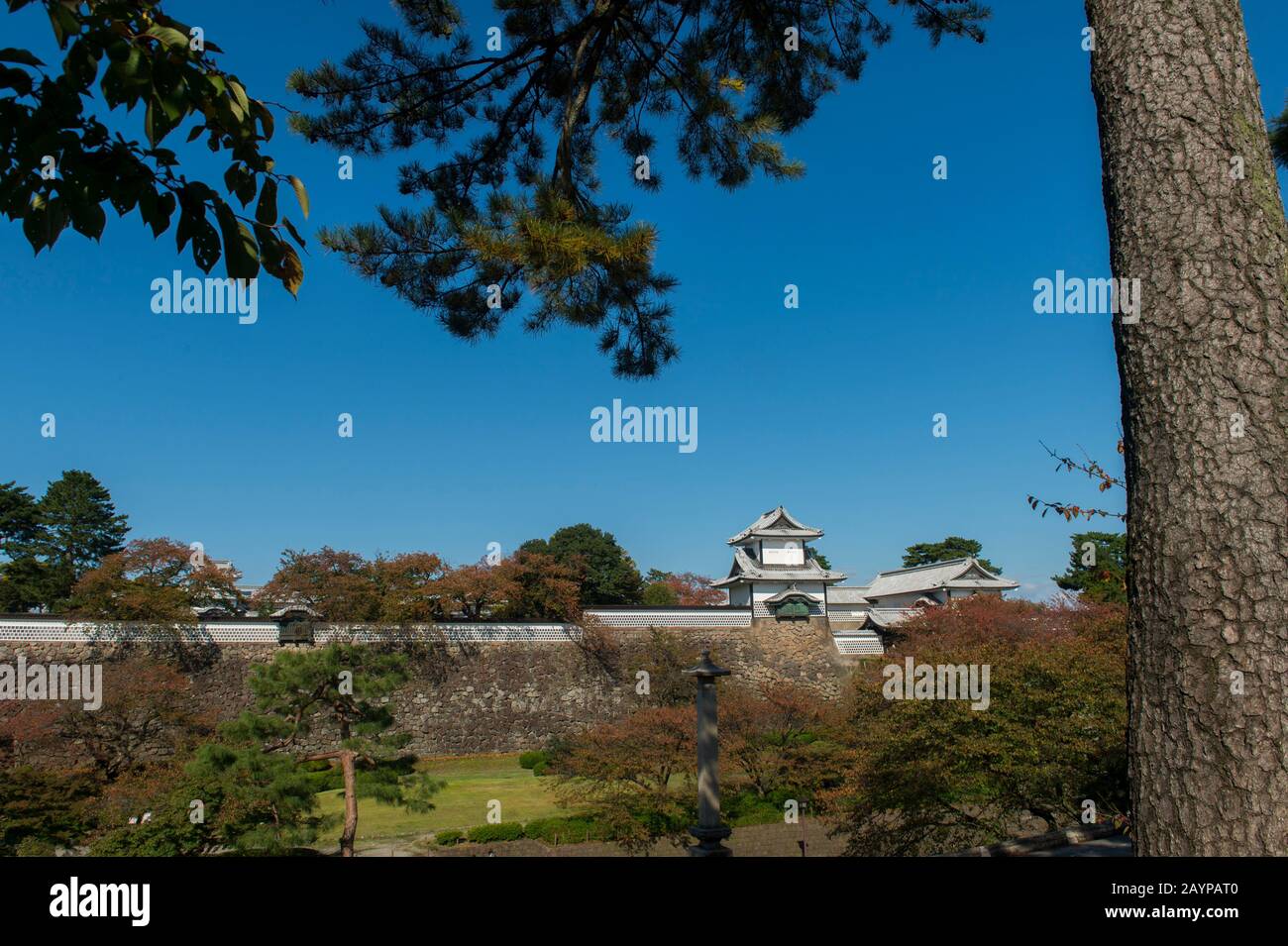 Blick auf den Kaanazawa-Schlosspark mit der Burg in der Präfektur Ischikawa auf der Insel Honshu, Japan. Stockfoto