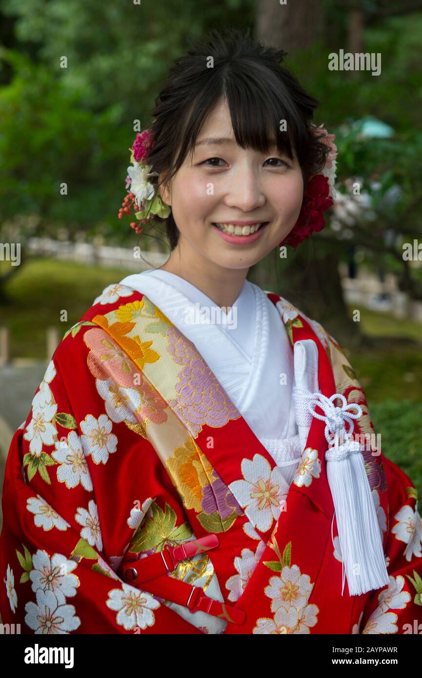 Porträt einer Frau im Kenrokuen-Garten in Kanazawa, Präfektur Ishikawa, auf Honshu-Insel, Japan. Stockfoto