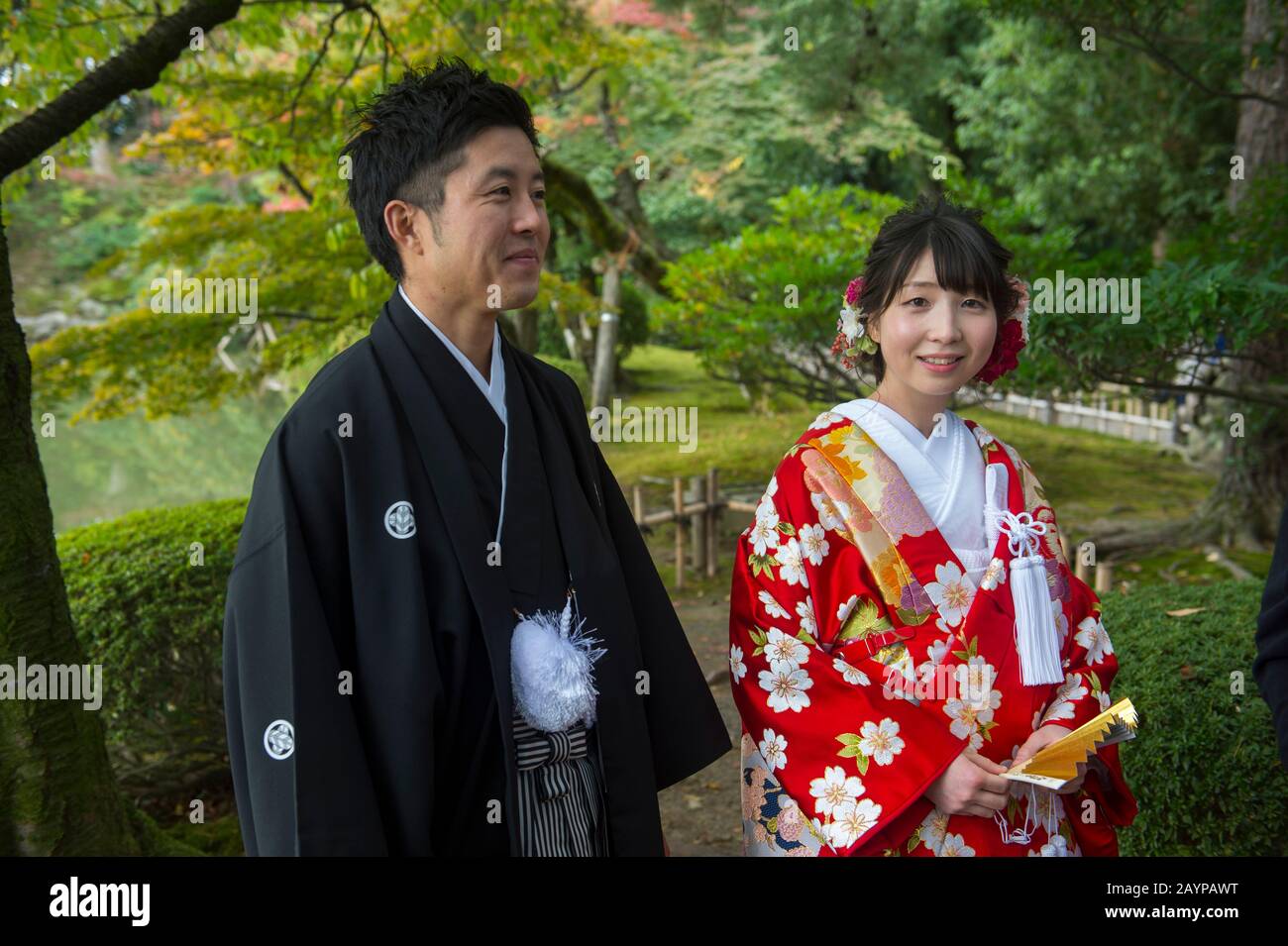 Ein Hochzeitspaar auf einer Fotosession im Kenrokuen-Garten in Kanazawa, Präfektur Ishikawa, auf der Insel Honshu, Japan. Stockfoto