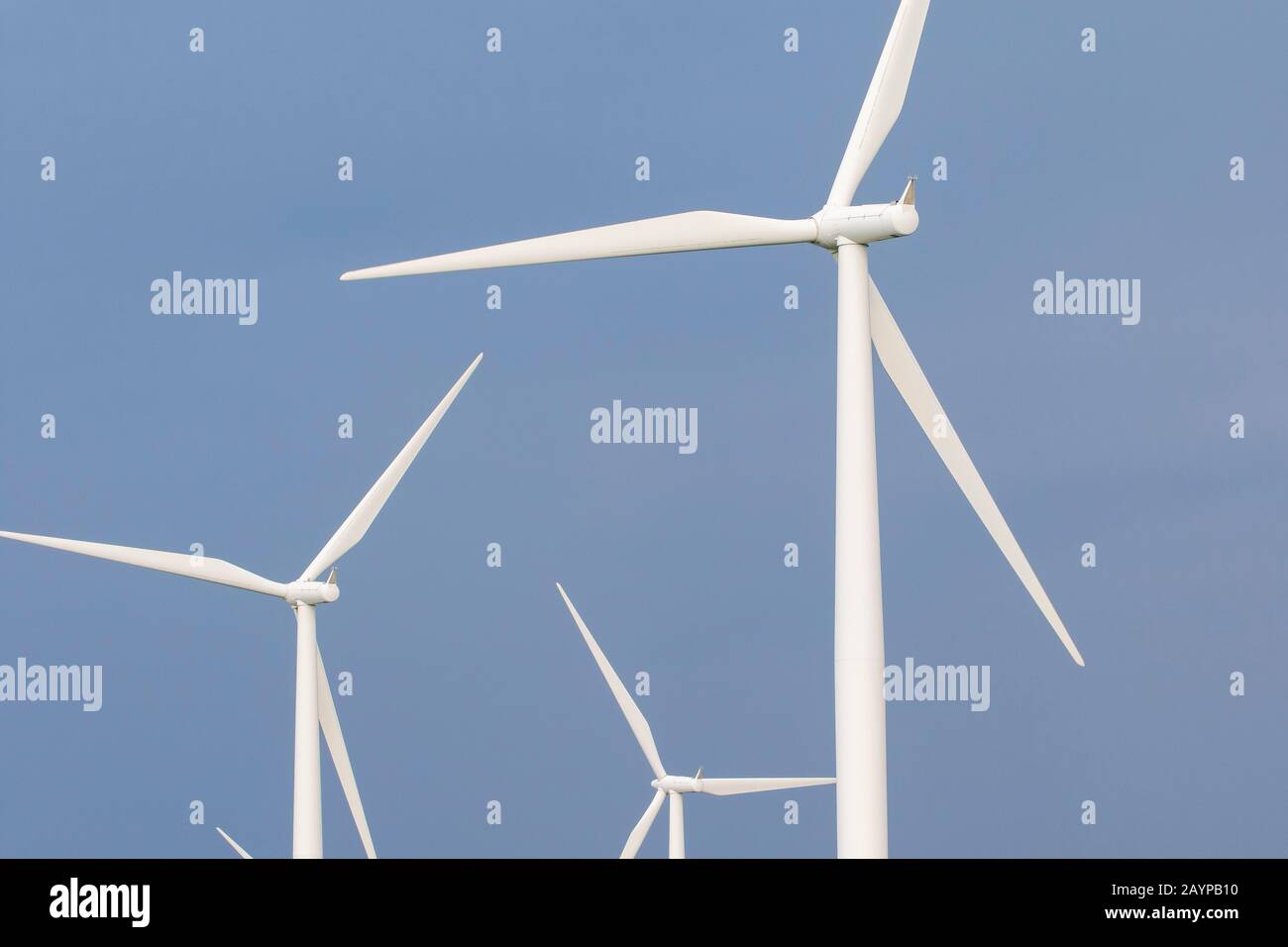 Windkraftanlagen, Windmühlen, Windkraft. Stockfoto