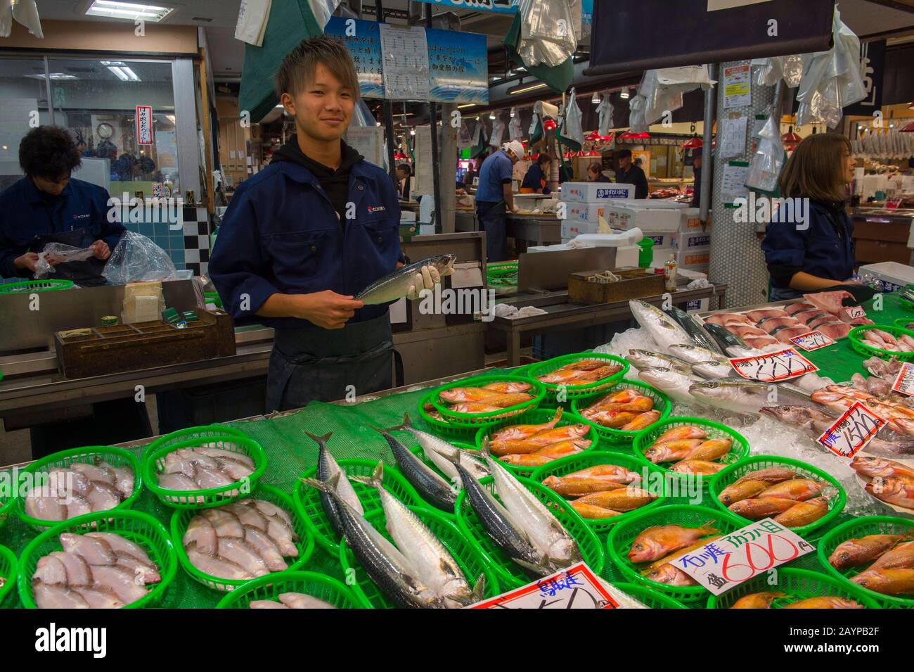 Seit seiner Gründung im Jahre 1721 werden frische Meeresfrüchte und Produkte auf Dem Omicho Ichiba Markt verkauft, der ein lebhafter überdachter Lebensmittelmarkt in Kanazawa ist, Stockfoto