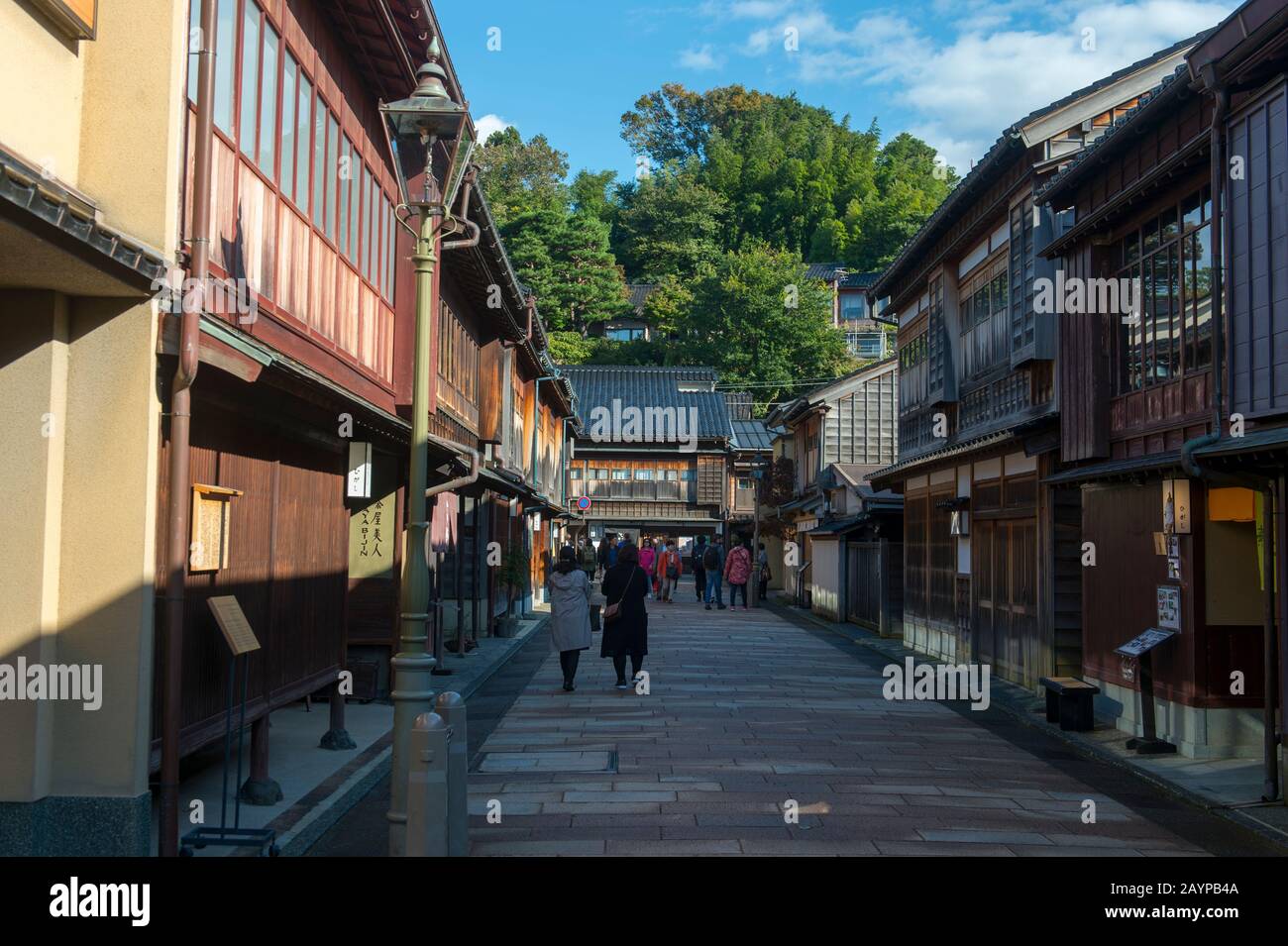 Straßenszene mit alten Teehäusern im Distrikt Higashi Chaya (Unterhaltungsbezirk) in Kanazawa, Präfektur Ishikawa, auf Honshu-Insel, Japan. Stockfoto