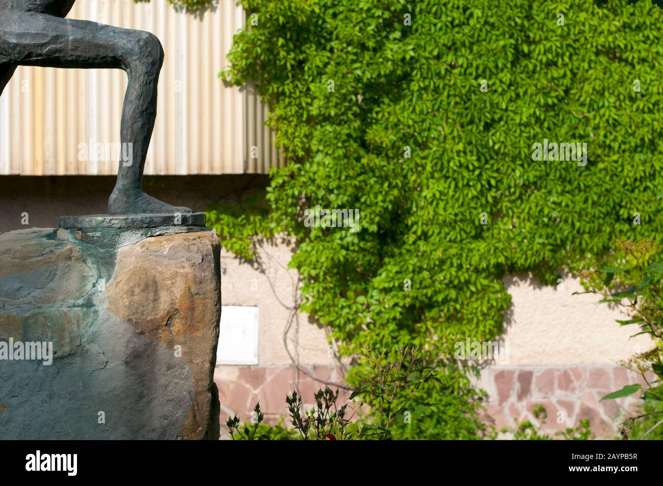 Griechische Denkmäler im Park unter freiem Himmel eines schönen Sommertags vor grünem Laub Stockfoto Griechische Denkmäler im Park unter freiem Himmel eines schönen Sommertags vor grünem Laub Stockfoto
