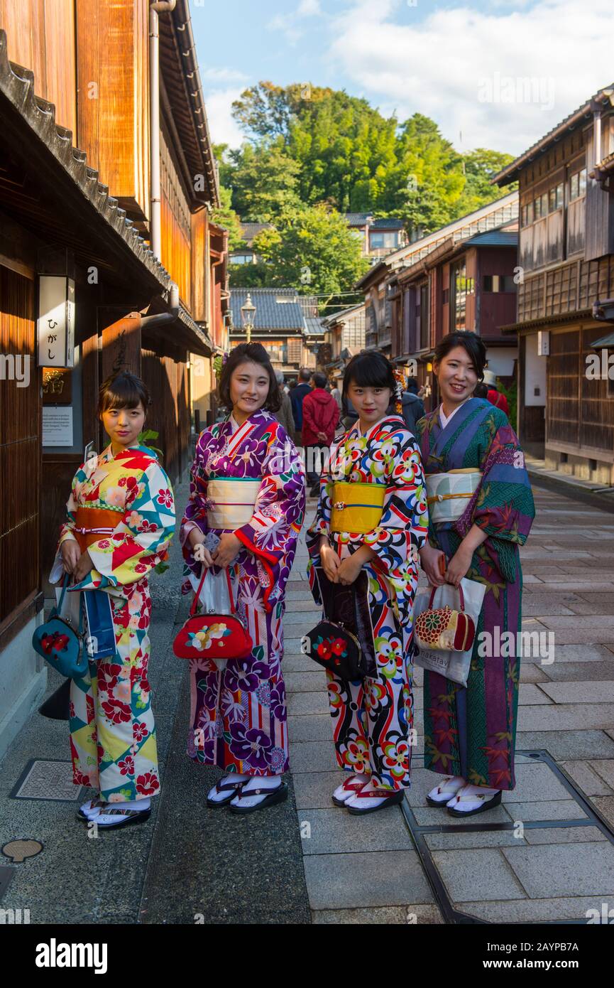Straßenszene mit jungen Japanerinnen in Kimonos im Stadtteil Higashi Chaya (Vergnügungsviertel) in Canazawa, Präfektur Ishikawa, auf Honshu I Stockfoto