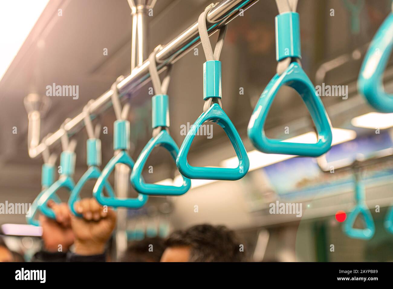 Nahaufnahme U-Bahn oder U-Bahn, Handbehaltener blauer Handlauf Stockfoto