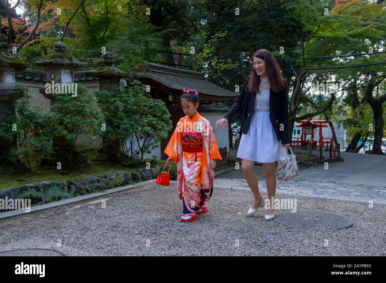Shichi-Go-San-Feier für 3 Jahre alte Mädchen und Jungen, 5 Jahre alte Jungen und 7 Jahre alte Mädchen in Japan, wenn sie sich im traditionellen japanischen Klo kleiden Stockfoto