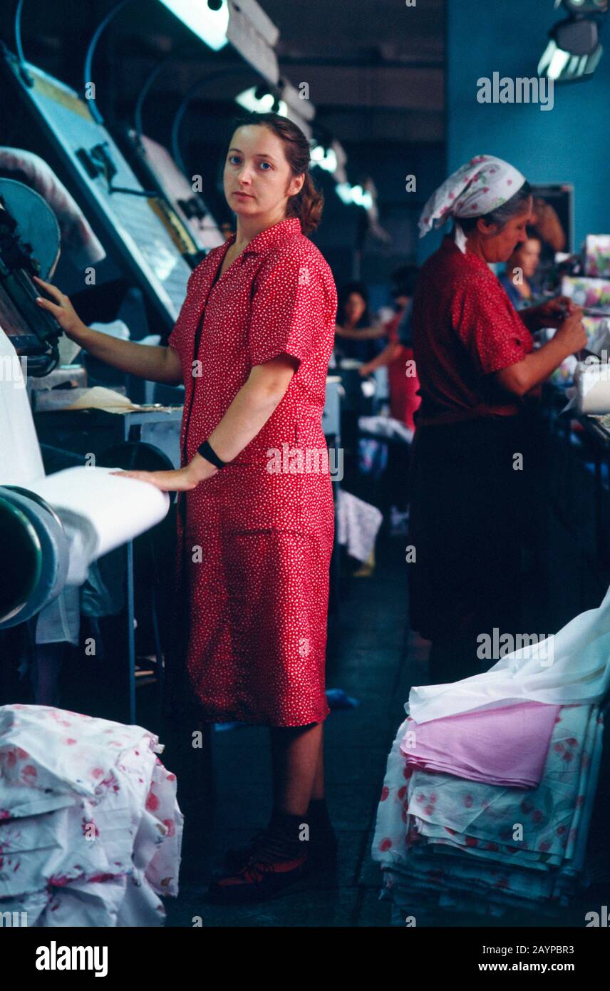 Textilarbeiterin in einer ehemaligen Staatsfabrik, Moskau, Russland, 1992 Stockfoto