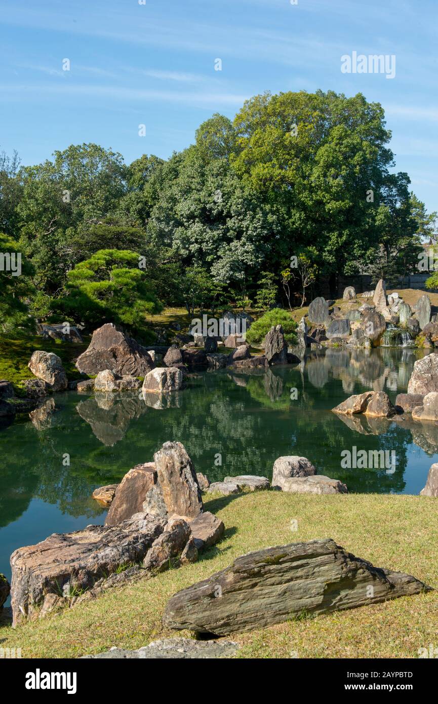 Der Ninomaru-Garten mit einem Teich auf der Burg Nijo in Kyoto, Japan. Stockfoto