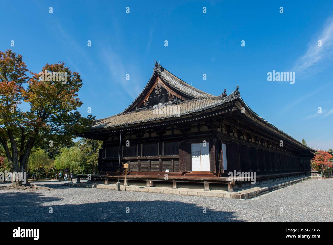 Der Sanjusangendo-Tempel in Kyoto, Japan, verfügt über einen riesigen Saal mit 1.001 Kannon-Figuren, die im 12. Und 13. Jahrhundert geschnitzt wurden. Stockfoto