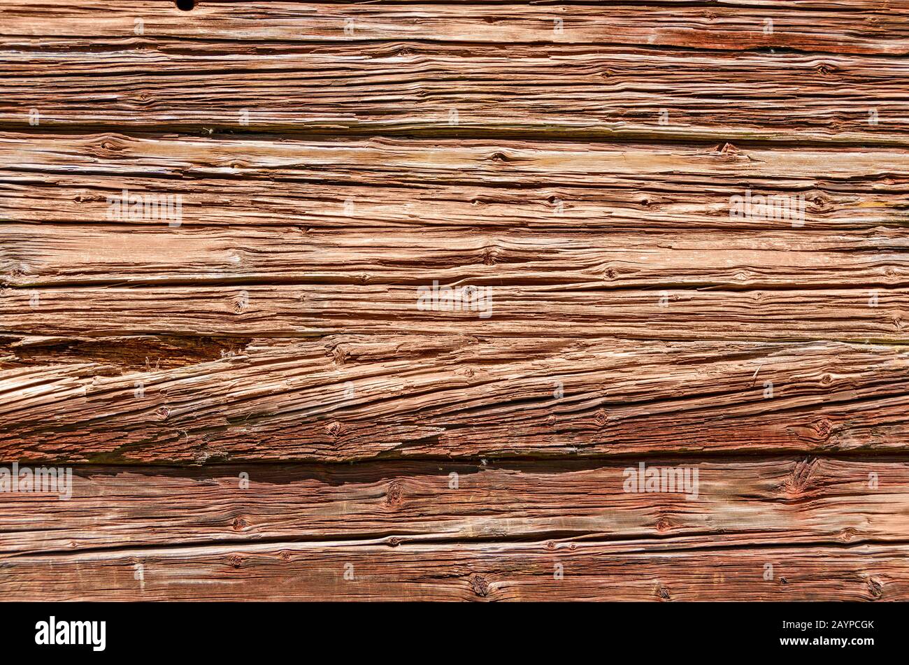 Wand eines Holzhauses aus alten verwitterten Holzhölzern in Schweden Stockfoto