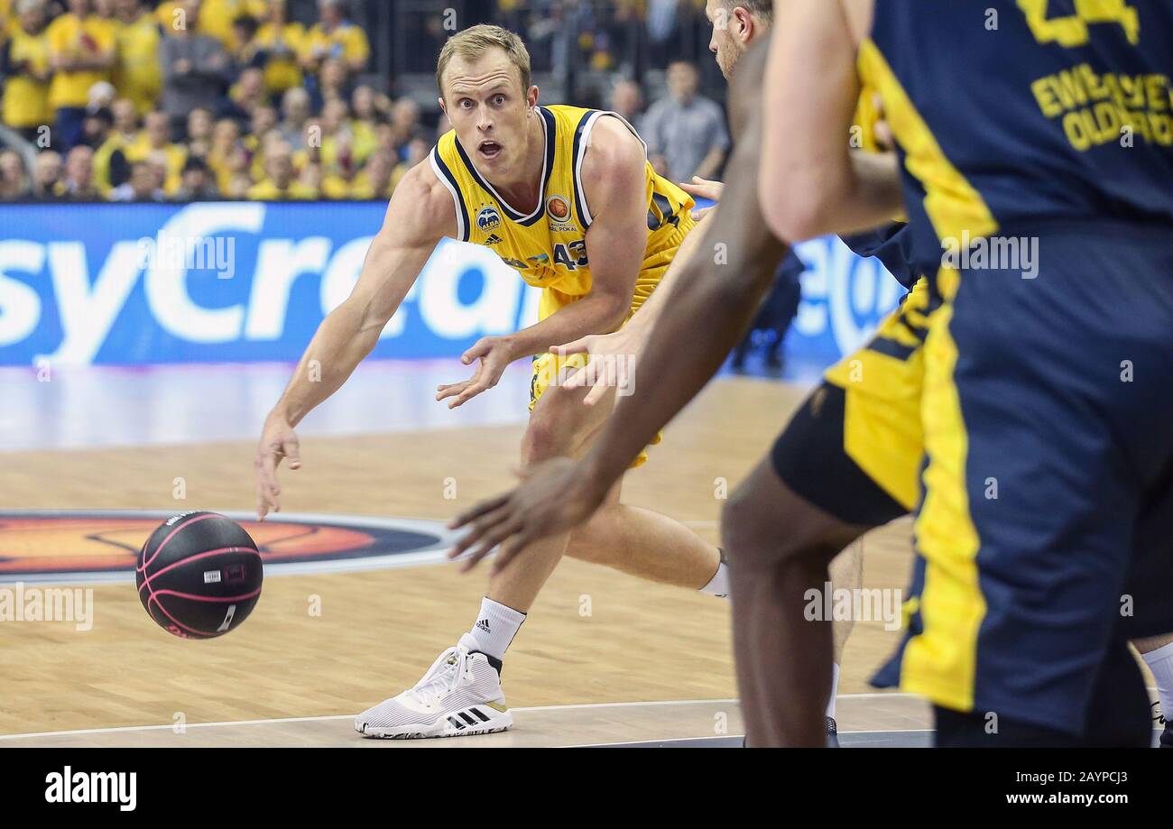 Berlin, Deutschland. Februar 2020. Basketball: BBL Cup, Alba Berlin - EWE Baskets Oldenburg, Finale, Mercedes Benz Arena. Albas Luke Sikma beugt sich nach unten, um den Ball zu nehmen. Kredit: Andreas Gora / dpa / Alamy Live News Stockfoto