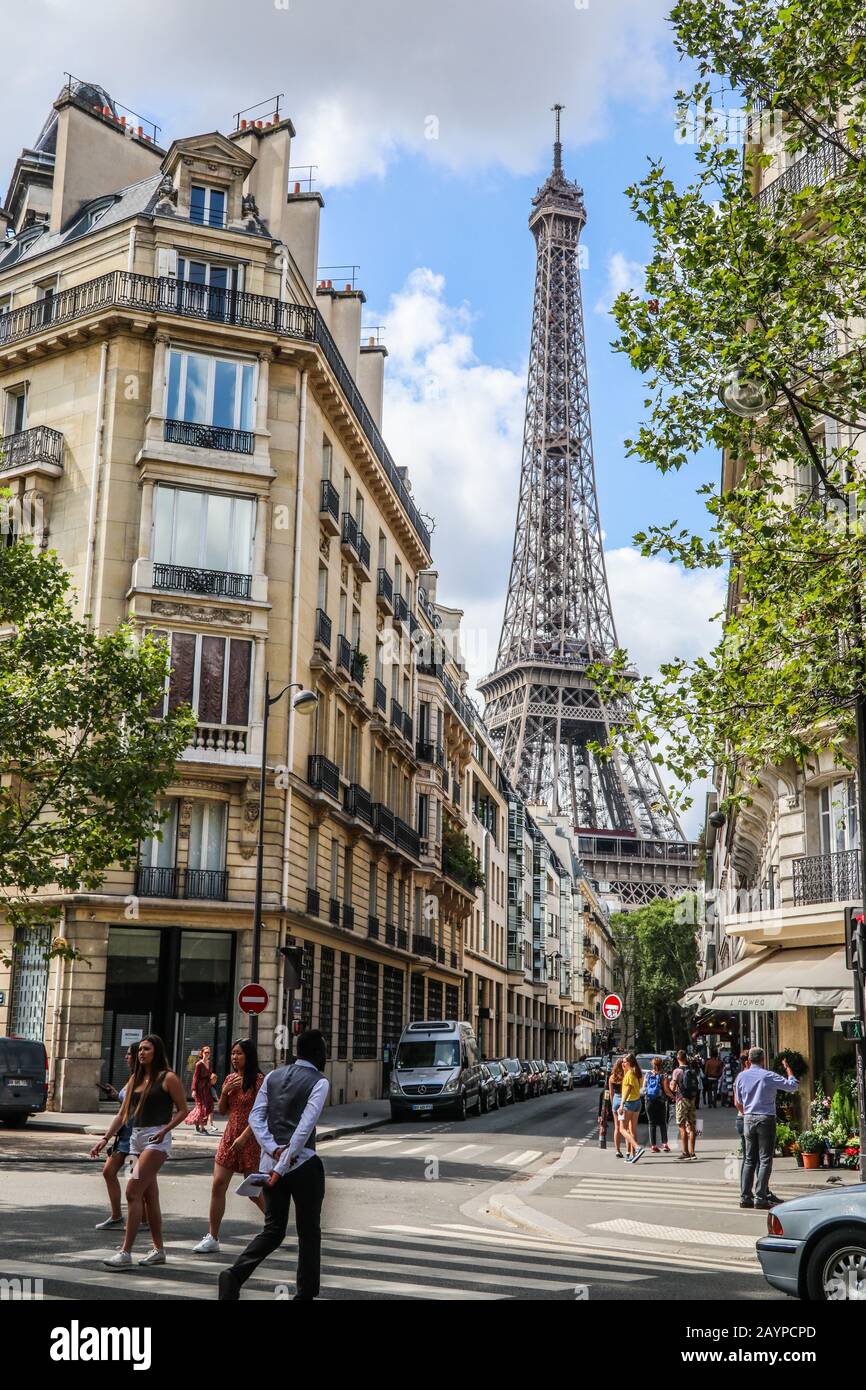 Straßenszene mit Eiffelturm im Hintergrund Paris, Frankreich, Europa Stockfoto
