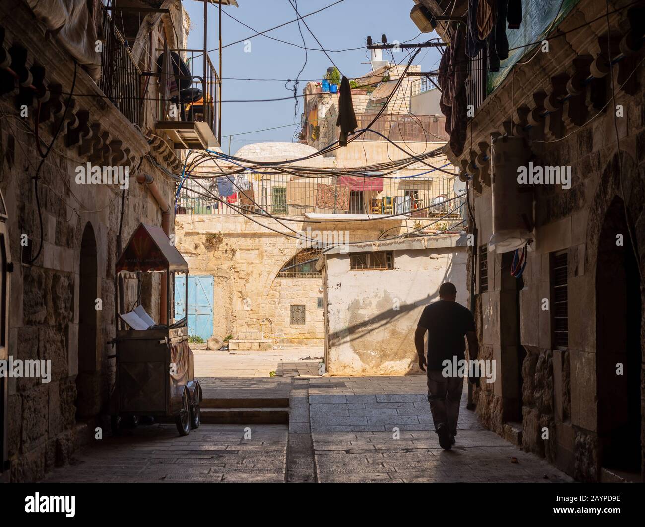 Straßenszenen auf dem Jerusalemer Altstadtmarkt nahe der westlichen Mauer, die die Stadt durch Religion voneinander trennt. Stockfoto