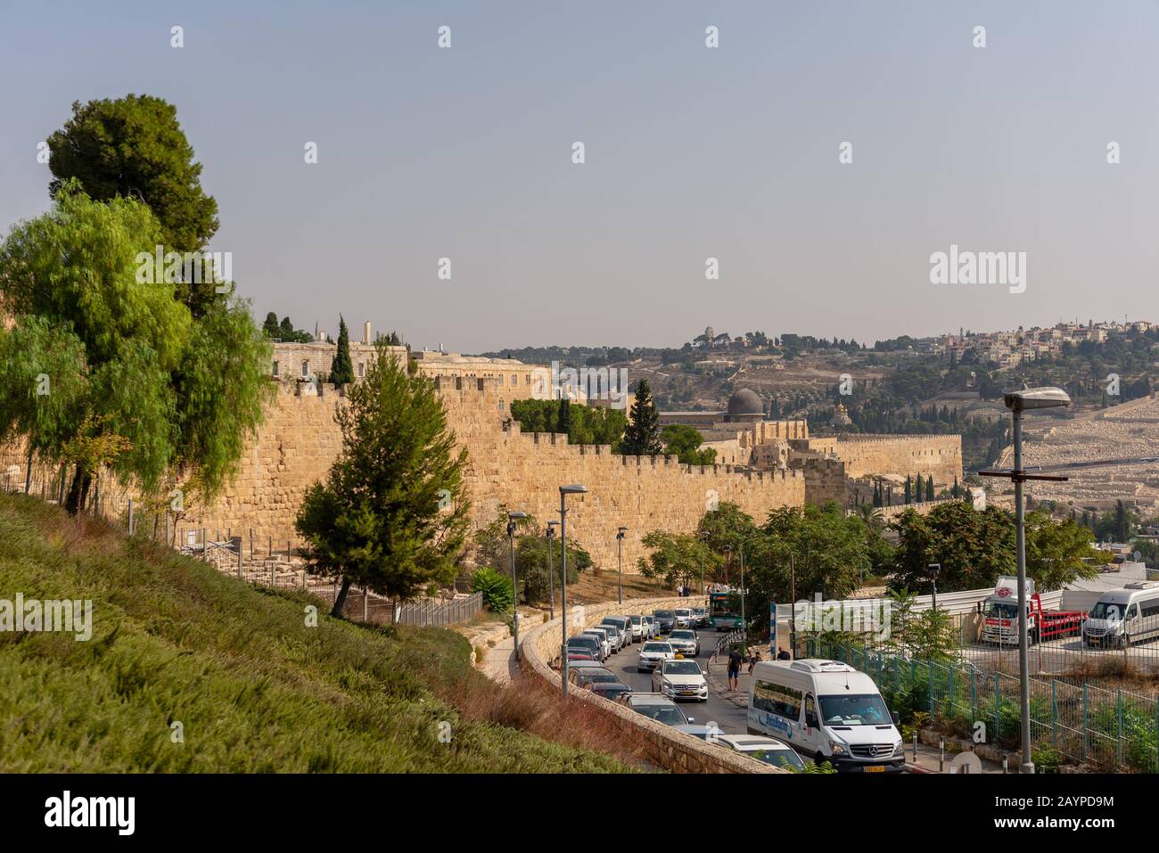 Straßenszenen auf dem Jerusalemer Altstadtmarkt nahe der westlichen Mauer, die die Stadt durch Religion voneinander trennt. Stockfoto